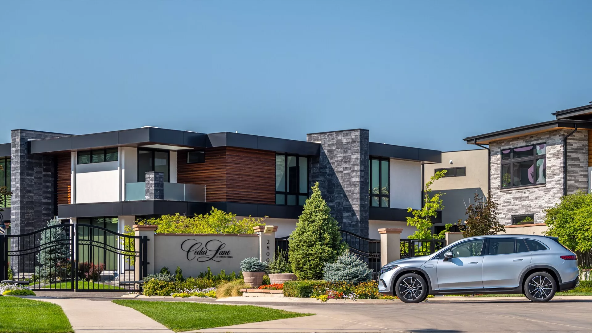 Sidovy av 2022 års Mercedes EQS SUV i en elegant, modern design med vit exteriör, som framhäver dess lyxiga egenskaper och elektriska prestandaegenskaper.