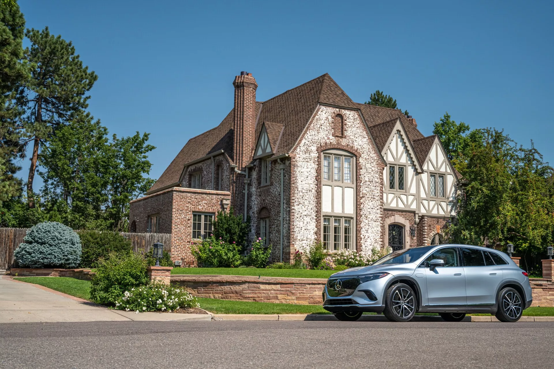 2022 Mercedes EQS-SUV 296, som visar sin eleganta och stilrena design med rymlig interiör och avancerad teknik.