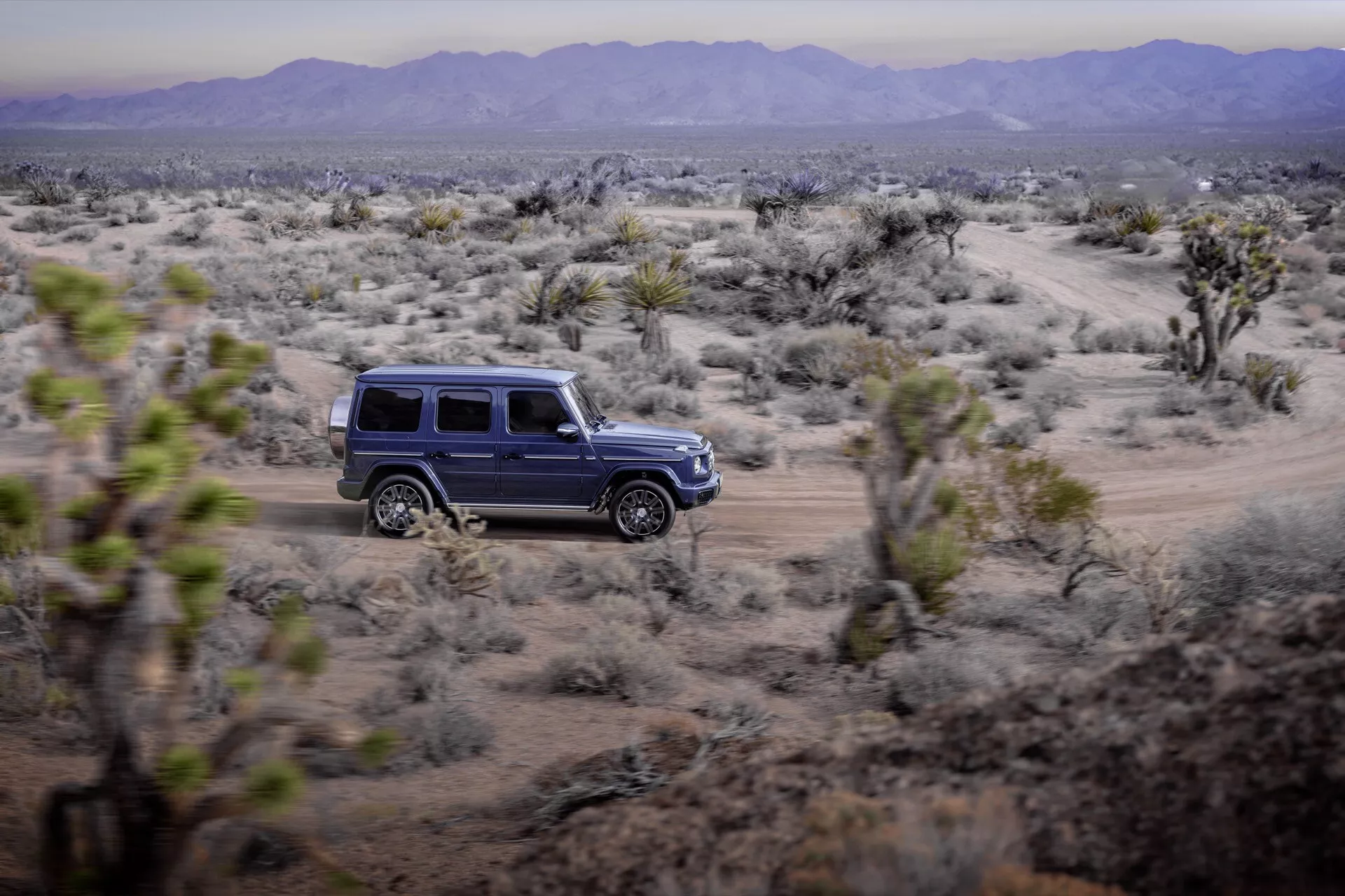 En elegant Mercedes-Benz G-Klass 465 modell för 2024 i högupplöst format, som visar upp dess lyxiga design och avancerade funktioner