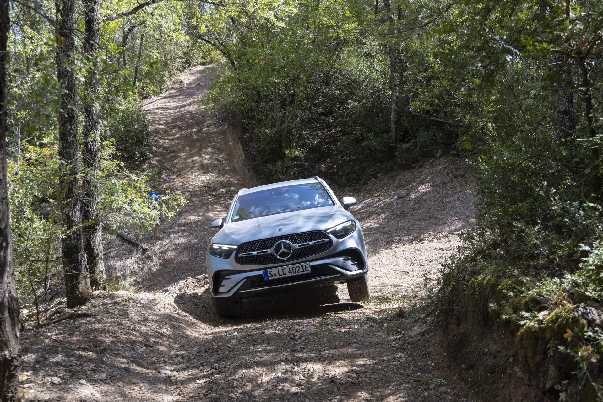 2022 Mercedes GLC (254) lyxig kompakt SUV med elegant design, toppmodern teknik, avancerade säkerhetsfunktioner och premiuminteriör