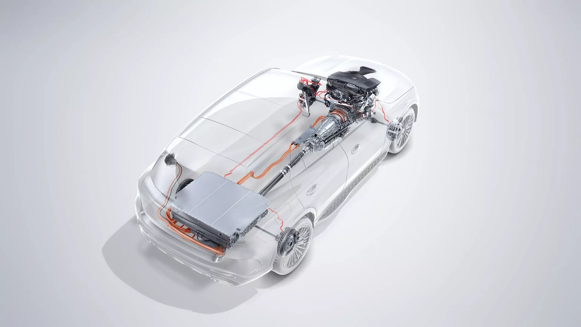 Översiktsvy av en vit sportsbil Mercedes GLC 254 från 2022 med en genomskinlig överläggning som avslöjar interna system inklusive drivlinan för el, högspänningsledningar markerade med orange linjer och ett centralt batteripaket. Bilden visar bilens eleganta, aerodynamiska design, den slutna grillen och stillastående hjul, vilket antyder en fokus på avancerad teknik och modern ingenjörskonst i en kontrollerad miljö.