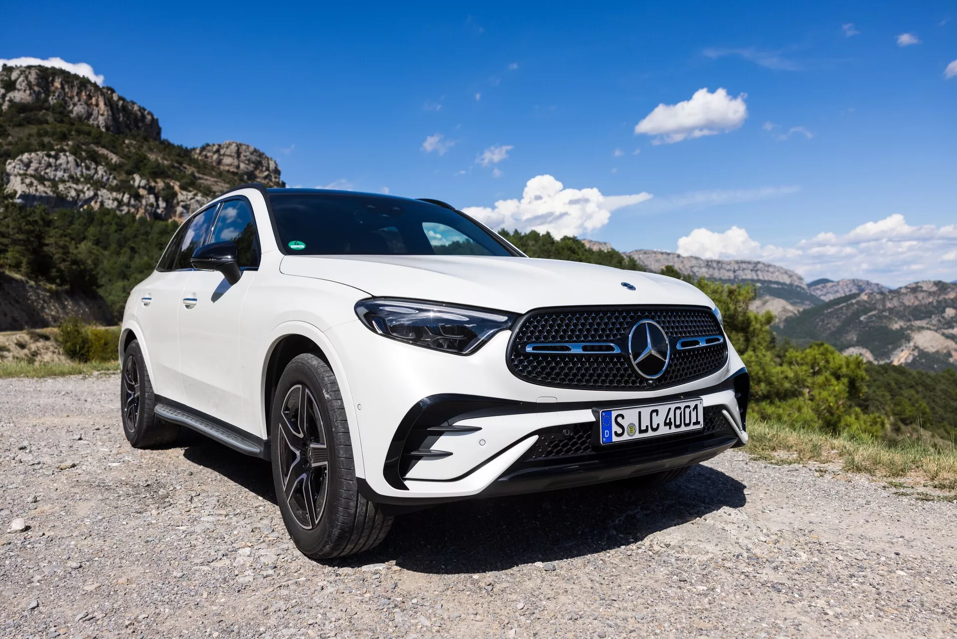Mercedes GLC 254 från 2022, lyxigt kompakt SUV med toppmodern design, avancerad teknik och premiuminteriör med lädersäten, pekskärm och panoramasoltak