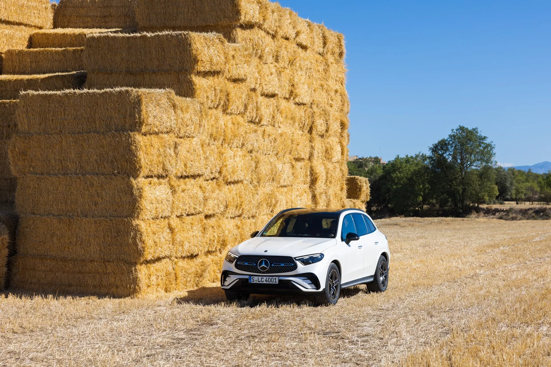 2022 års Mercedes GLC modell 254 - lyxig medelstörre SUV med elegant design, avancerad teknik, premiuminteriör och dynamisk prestanda.