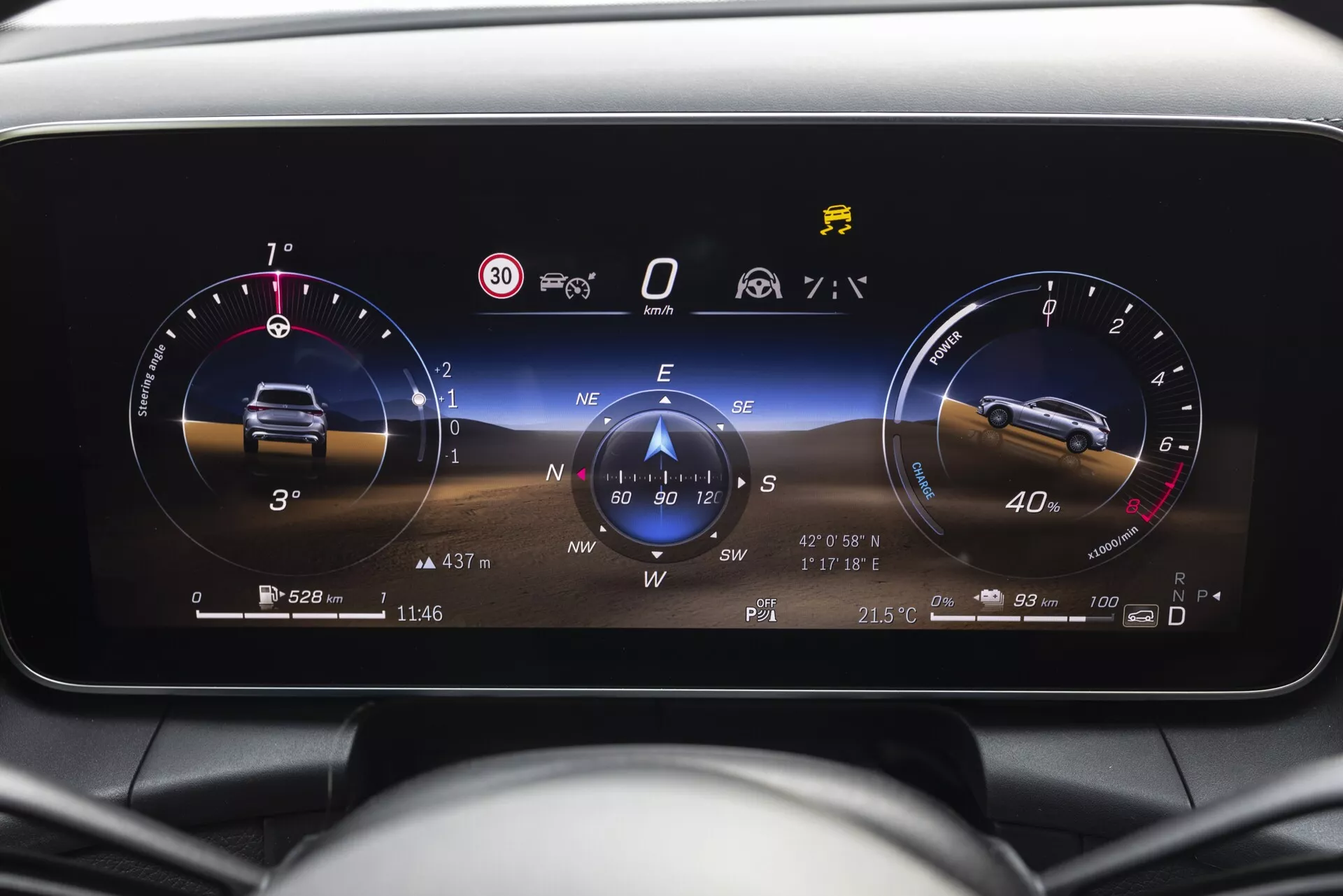 Närbild av den digitala instrumentpanelen i en Mercedes GLC 2022 från förarens perspektiv, som visar högupplösta fordonsdata såsom en tomgångsvarvräknare, en hastighetsmätare på 0, en digital kompass som pekar söderut samt indikationer för öppen dörr, utomhustemperatur (21,5°C), tid (11:46), rese- och körsträcksinformation (5280 miles), tillsammans med olika varningslampor för däcktryck, säkerhetsbältepåminnelse och aktiva ESC- och start/stopp-system.