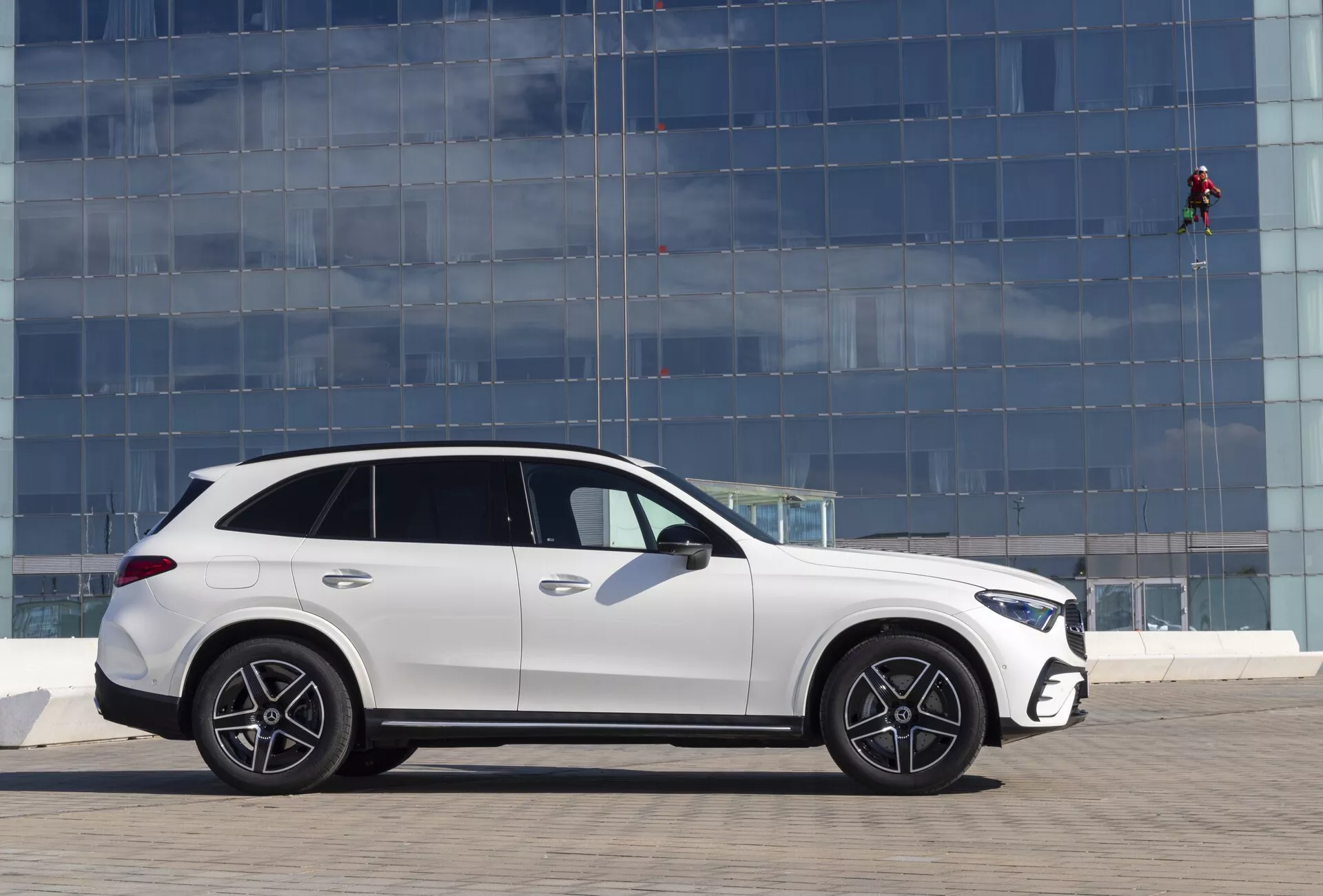 Mercedes GLC 2022 (254) lyx-SUV med slank aerodynamisk design, LED-strålkastare, rymliga interiörer, avancerat infotainmentsystem och premiumsäkerhetsfunktioner.
