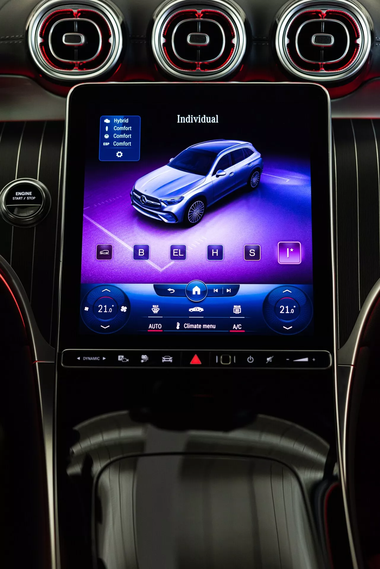 Digital illustration på en Mercedes GLC 2022 infotainmentskärm som visar en blå sedan från ett högt 3/4 framperspektiv, omgiven av fysiska klimatreglage och tre cirkulära luftventiler med röda upplysta ringar i en modern och sportig svart interiör med metalliska accenter, sett från förarsätet.