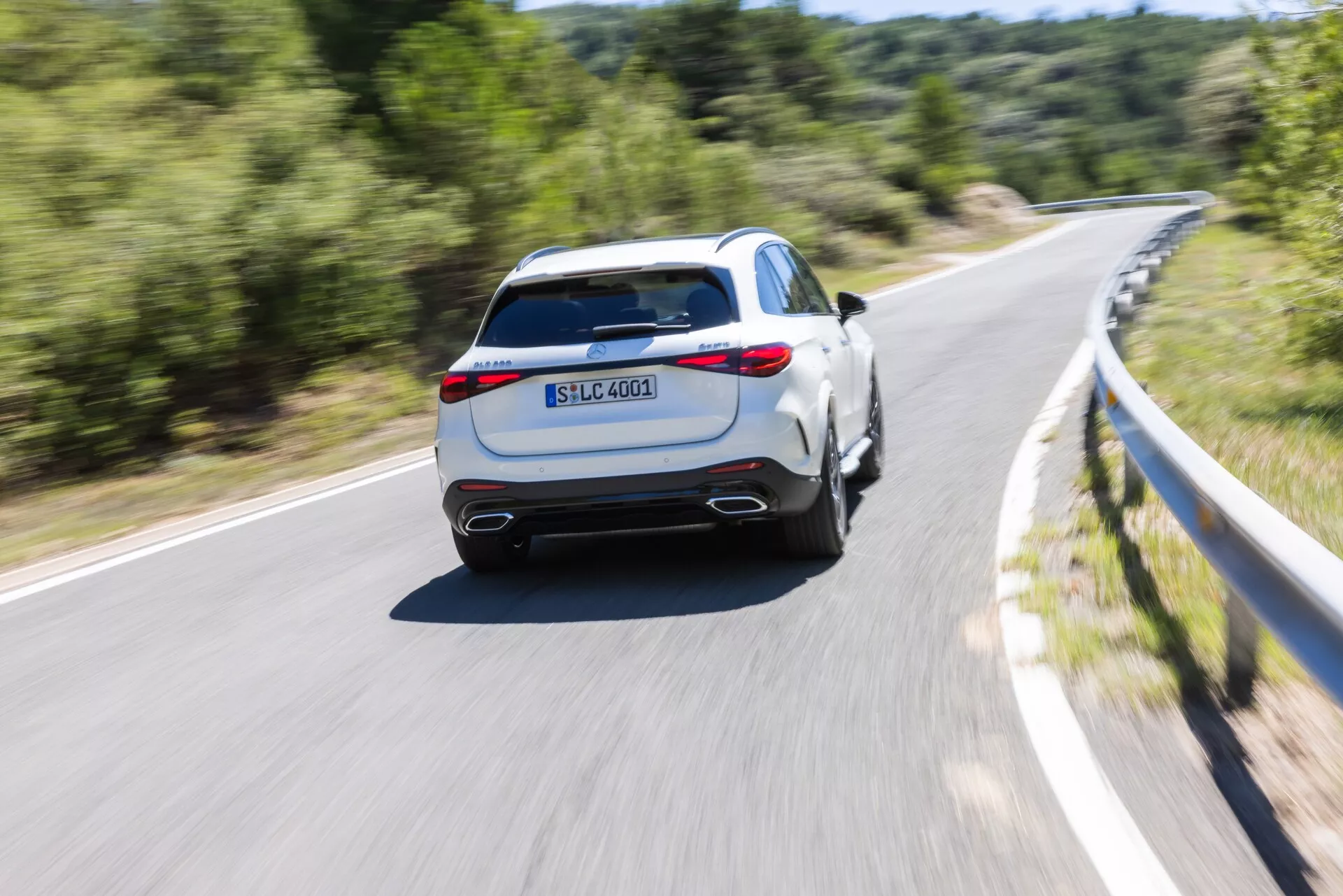 Frontal vy Mercedes GLC 254 från 2022 i en elegant metallisk silverfinish, som visar upp dess sofistikerade aerodynamiska design, eleganta LED-strålkastare, djärva grill med den ikoniska Mercedes-Benz-stjärnan och raffinerade linjer som speglar modern lyx och avancerad fordonsingenjörskonst.