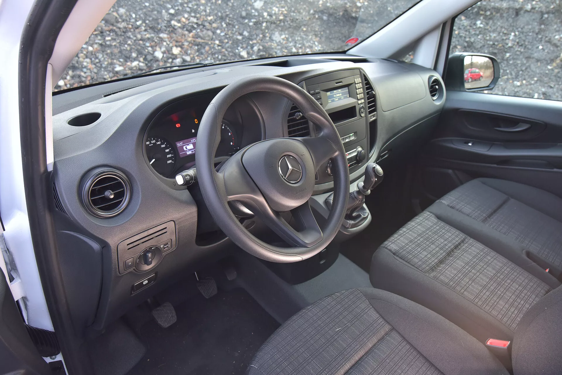 Interiörvy av en Mercedes-Benz Vito Tourer 2014 med fokus på förarsidan med ratt, instrumentbräda och växelspak.