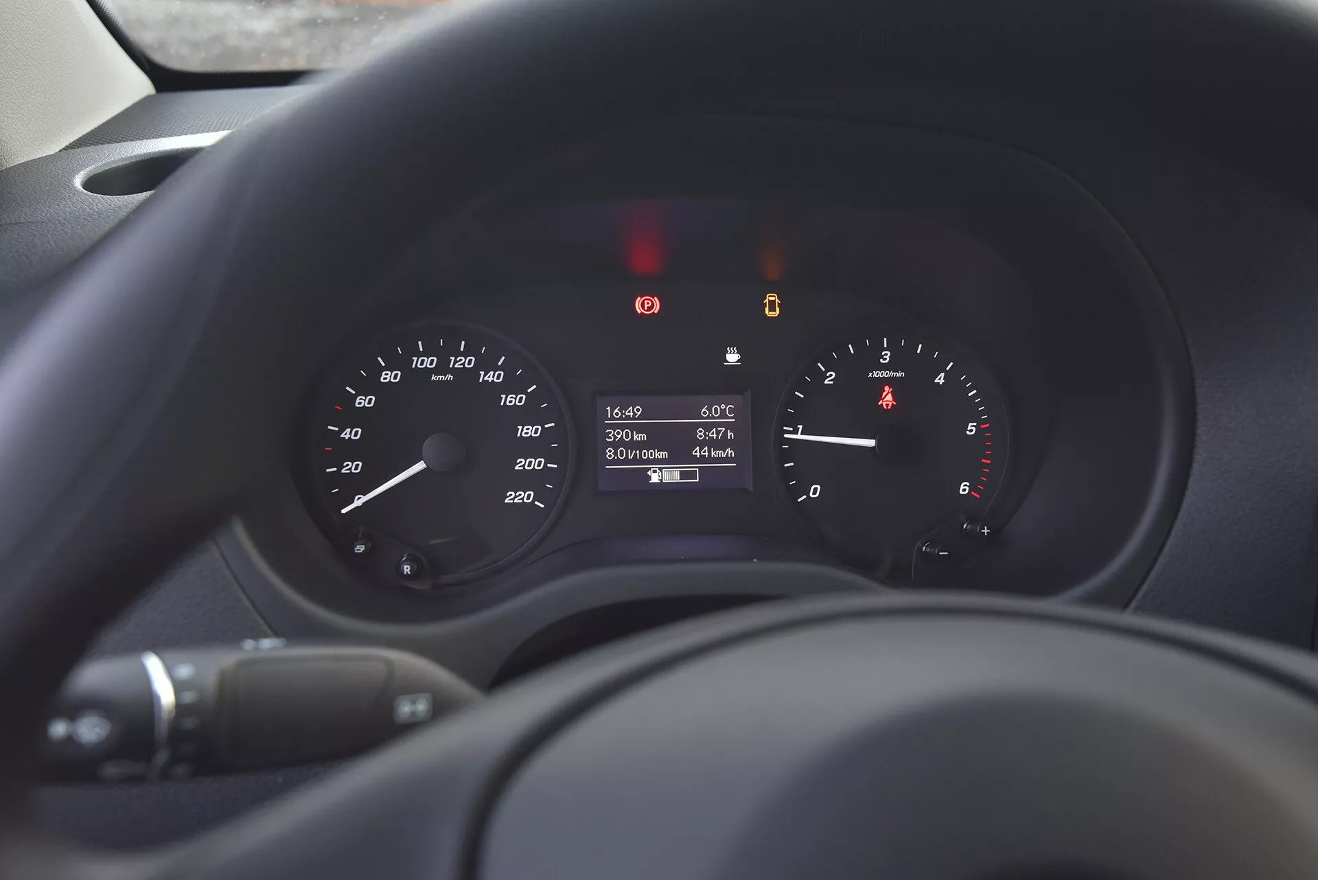 Närbild av instrumentbrädan på Mercedes-Benz Vito Tourer 2014 som visar hastighetsmätare, varvräknare och digital display med temperatur, tid och milräkningsavläsningar, med mjukt fokus på omgivande instrumentbräda och ratt