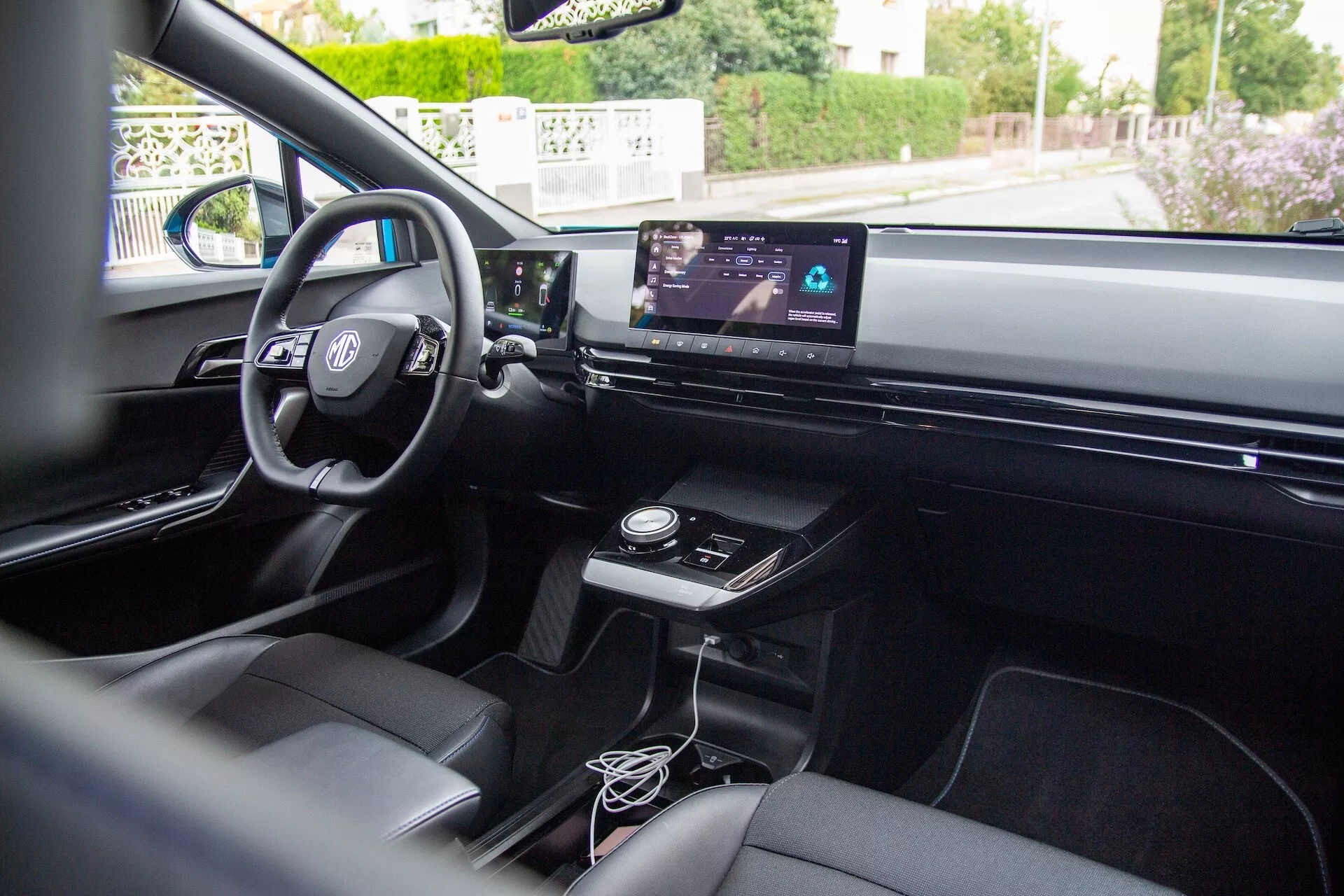 Interiör vy av MG MG4 2022 från passagerarsidan som belyser cockpit-stil instrumentbräda, digitala visningar och premium designfunktioner