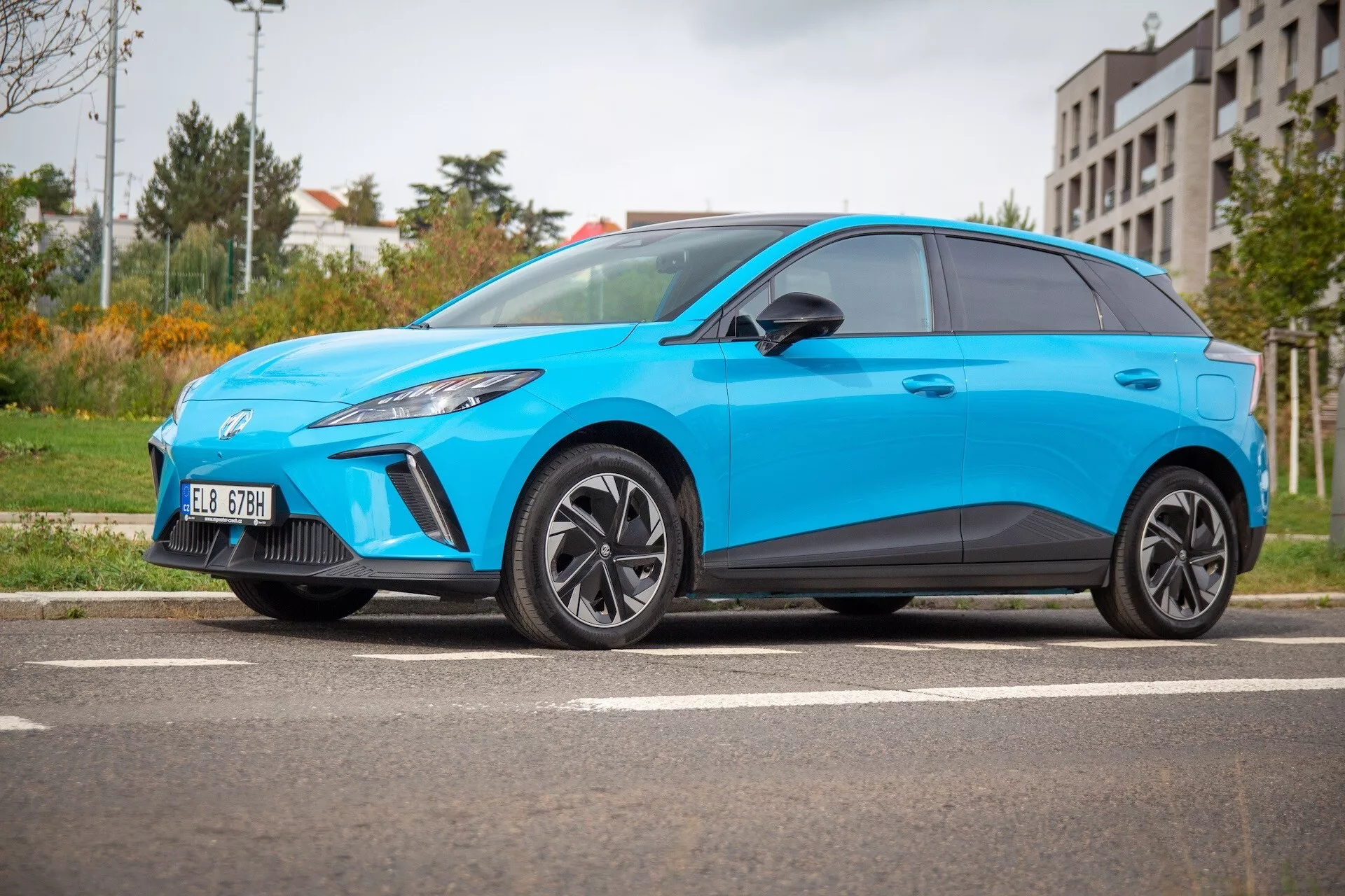 2022 MG MG4 elektrisk halvkombi i lysande blått, med sportig hållning, aerodynamisk profil och LED-ljus vänster framlykta från en låg sidovinkel