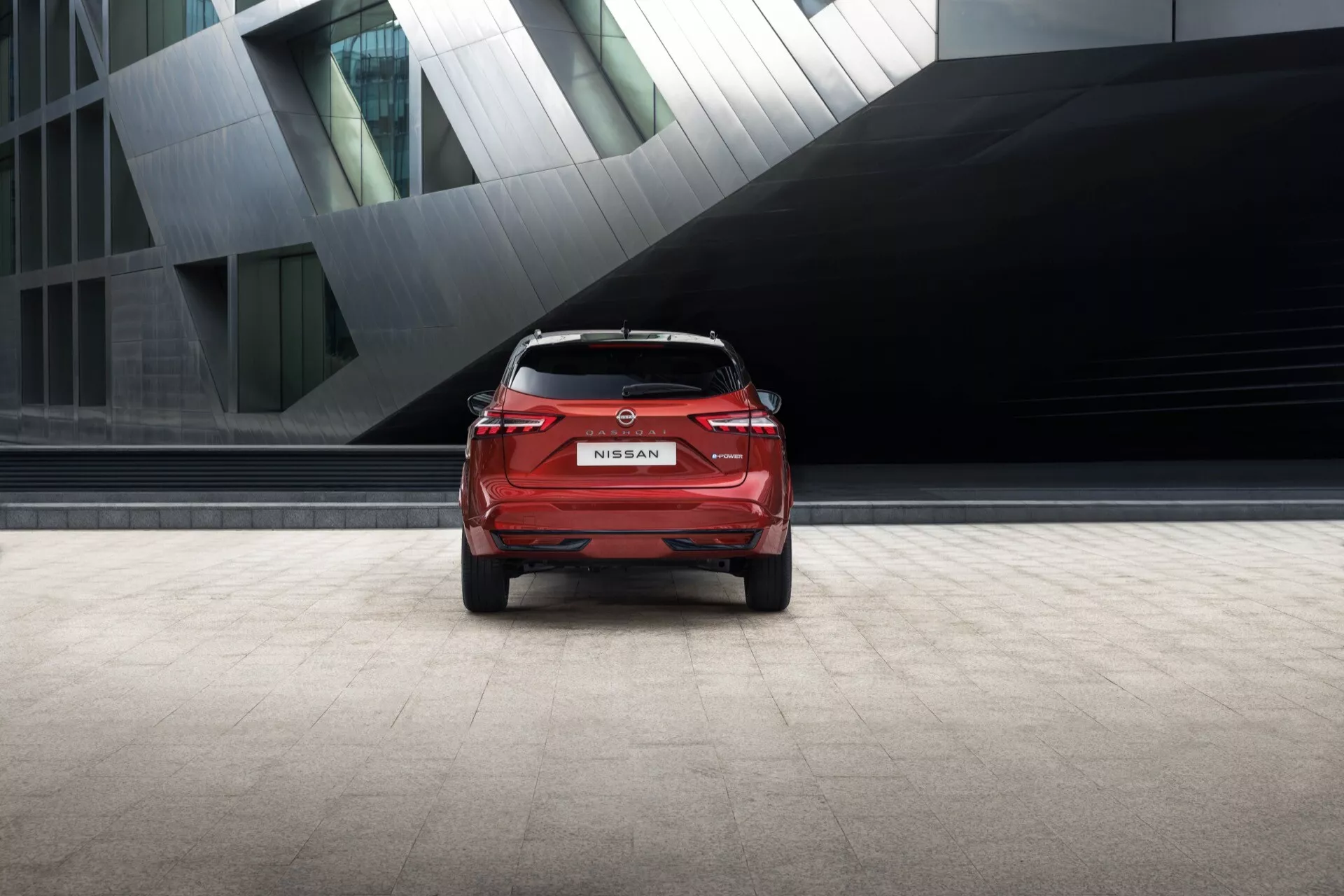 Nissan Qashqai 2024 (J12-Facelift) har en elegant och modern design med aerodynamiska linjer, förbättrade LED-strålkastare och en omdesignad grill som visar upp dess sofistikerade estetik och avancerade teknik.