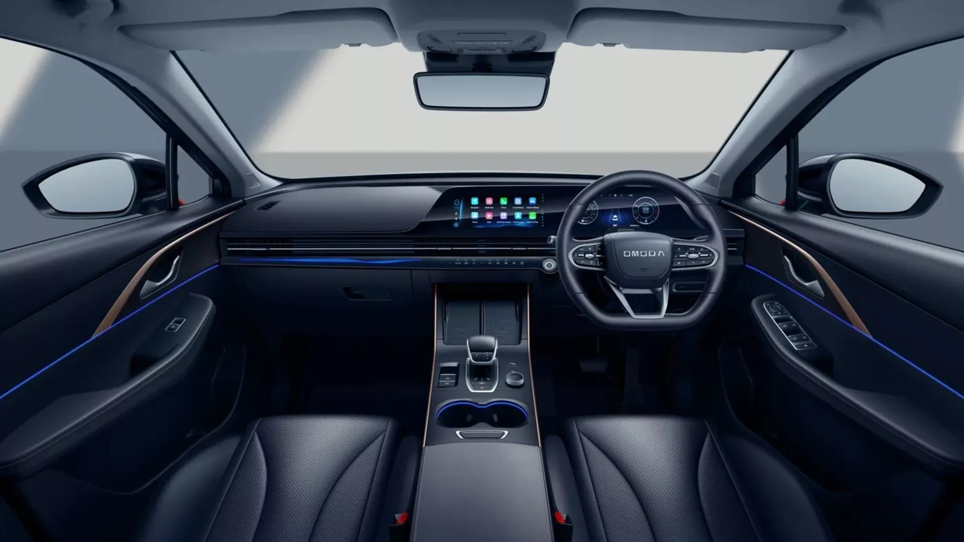 Interiör av Omoda 5 2024 från baksätet som visar panoramasoltak, komplett instrumentbräda med omgivningsljus, stor infotainmentskärm, multifunktionsratt, automatisk växelspak och sportiga framsäten