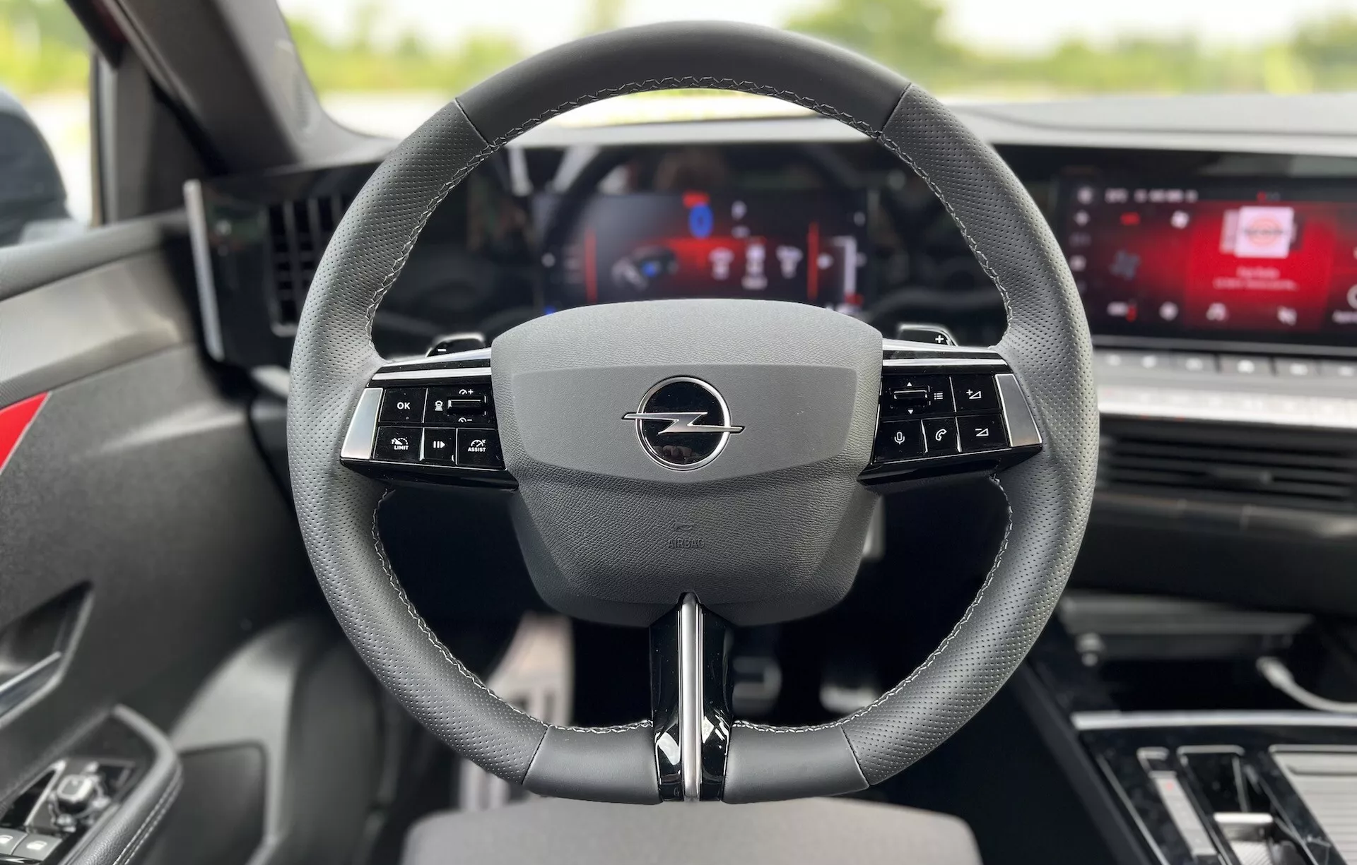 Interiörbild av Opel Astra 2022 från förarsätet med fokus på det moderna multifunktionsratten och den digitala instrumentpanelen