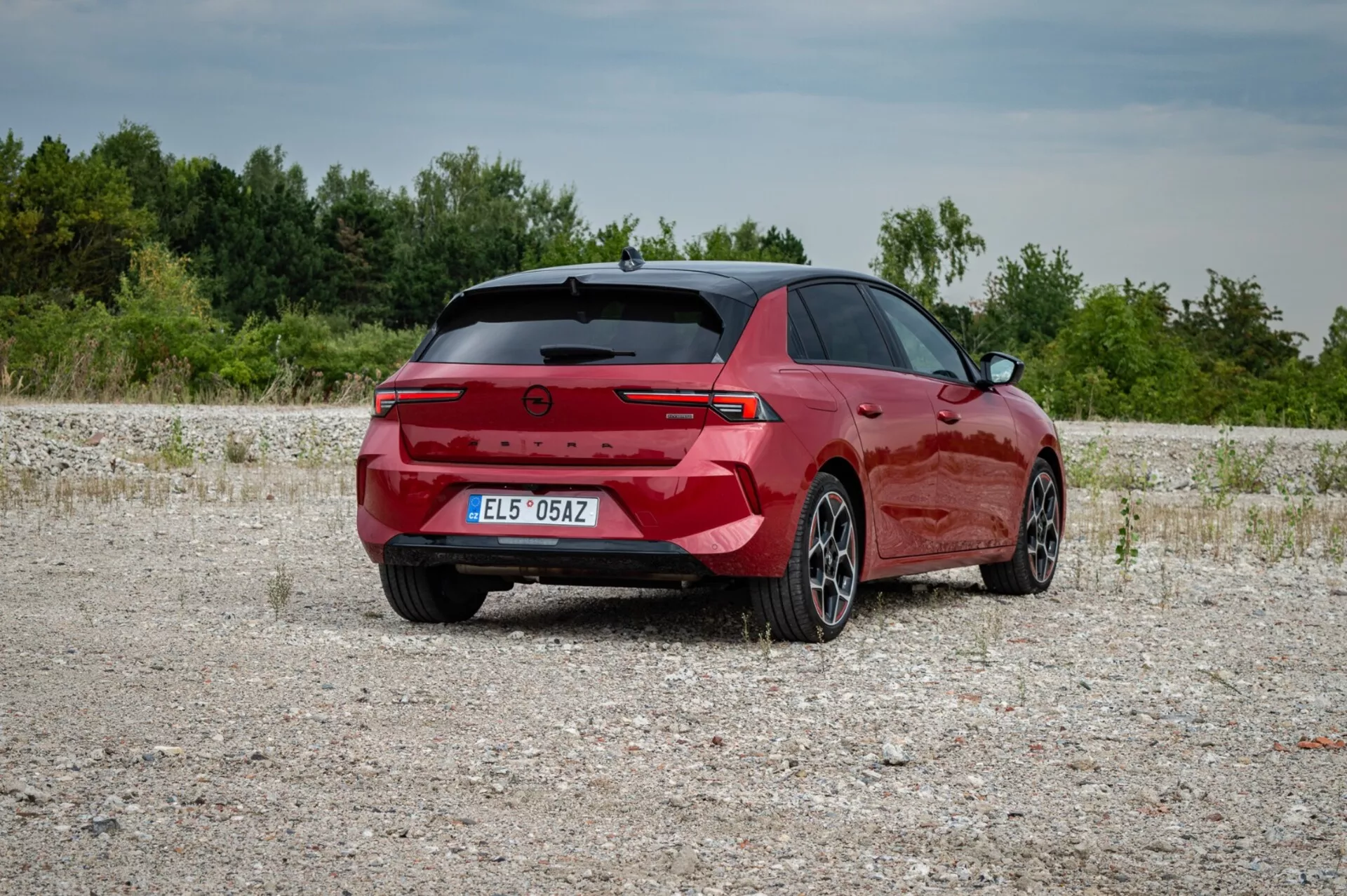Yttre vy av Opel Astra 2022 som framhäver dess snygga design och moderna funktioner