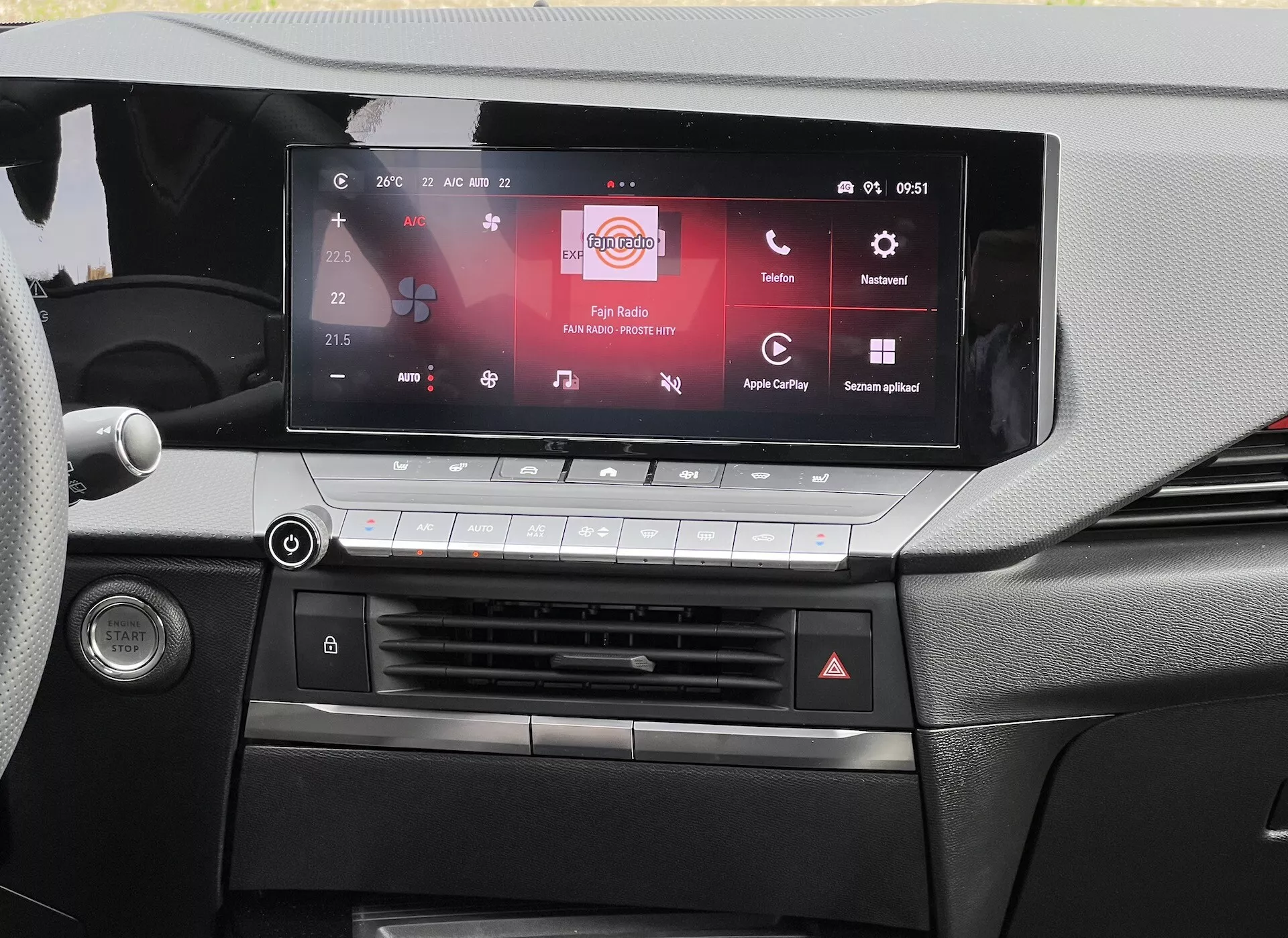 Vy över instrumentbrädan i Opel Astra 2022 som framhäver pekskärmen för infotainment med kompatibilitet för Apple CarPlay och Android Auto, klimatkontrollsystem och detaljerad kabin design
