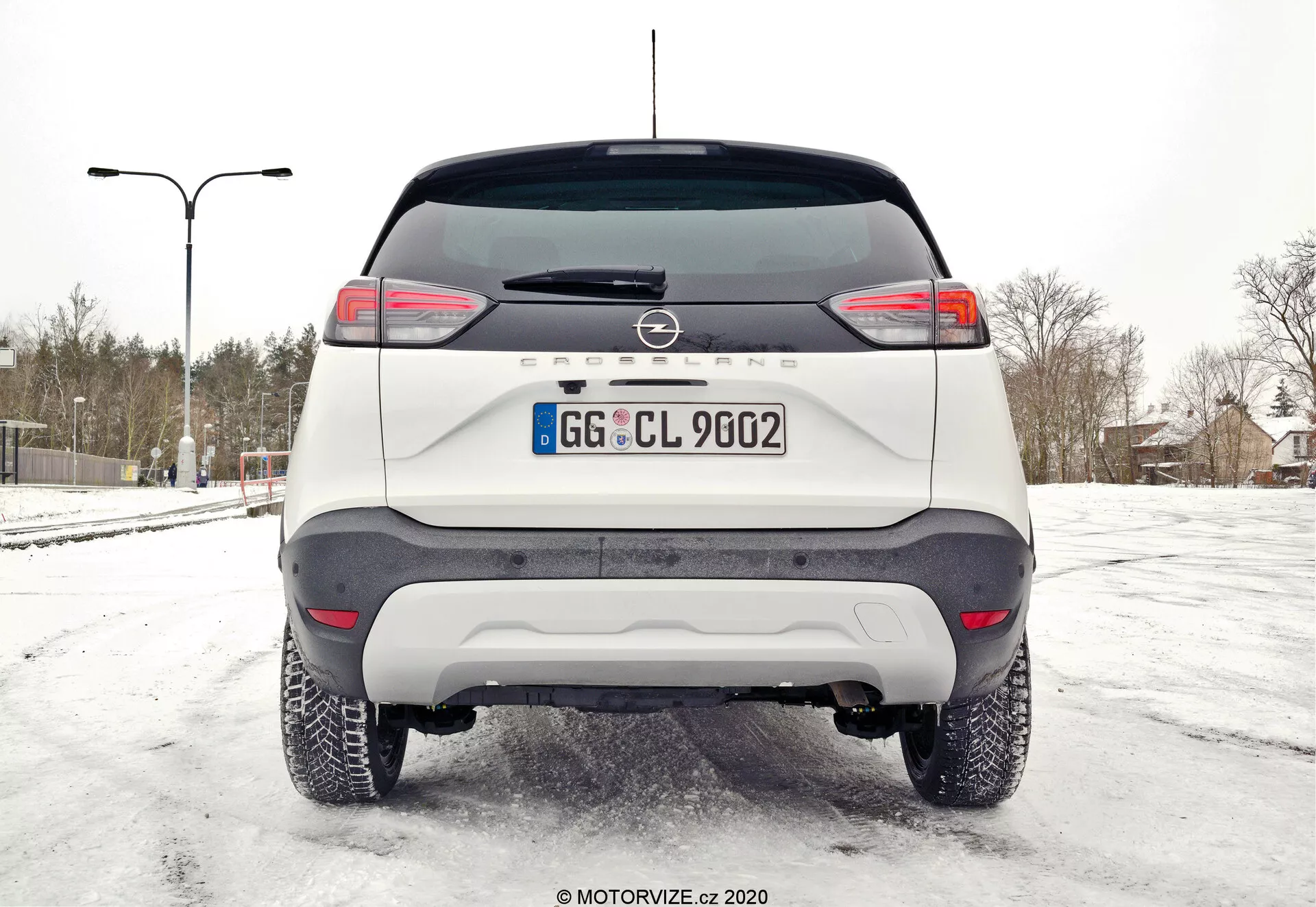 2021 Opel Crossland 1.2 från sidan i en iögonfallande stadsmiljö, som visar upp dess eleganta design och moderna funktioner