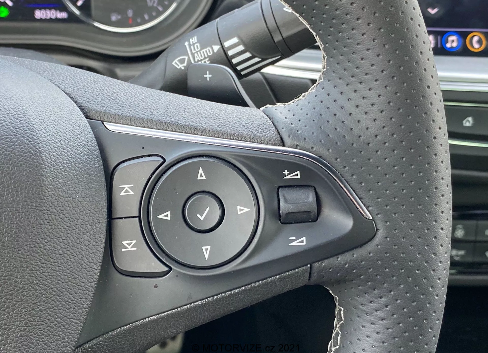 Sidovy av en Opel Insignia GSi Grand Sport 2020 i rörelse som visar dess eleganta aerodynamiska design, sofistikerade LED-strålkastare och sportiga lättmetallfälgar