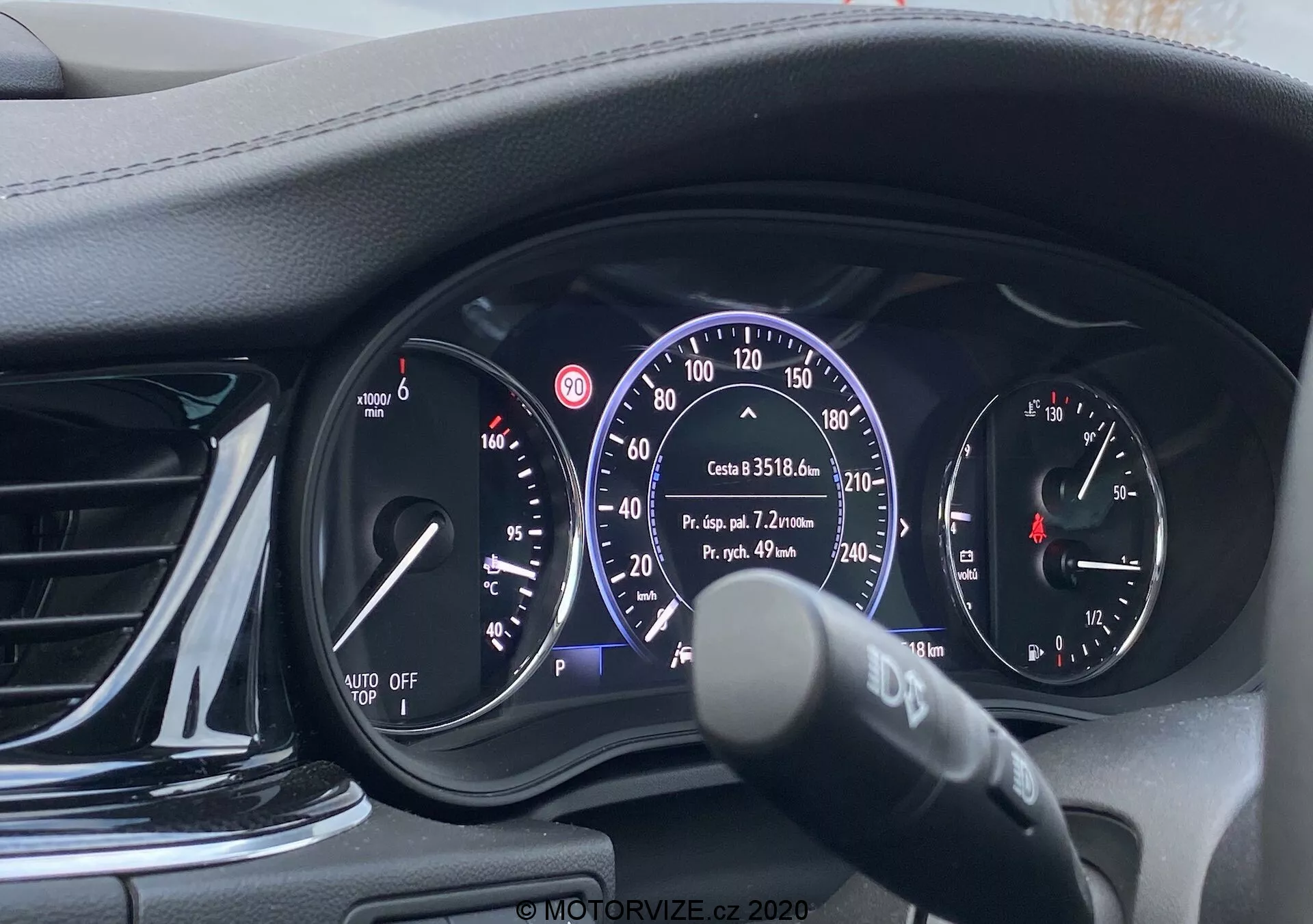 Närbild av instrumentpanelen på 2020 Opel Insignia Sports Tourer från förarsätet. Panelen har en varvräknare till vänster som går upp till 8000 RPM med eko-feedback, och en hastighetsmätare till höger upp till 240 km/h med integrerade displayer för bränsle och motortemperatur. En central digital skärm visar totala mätarställningen på 53,518.6 km, trippmätare A och B samt genomsnittlig bränsleförbrukning. Olika varningslampor är tända, med ratten som delvis skymmer den nedre delen av instrumentpanelen. Layouten kombinerar analoga mätare med digitala förbättringar för tydlig läsbarhet.