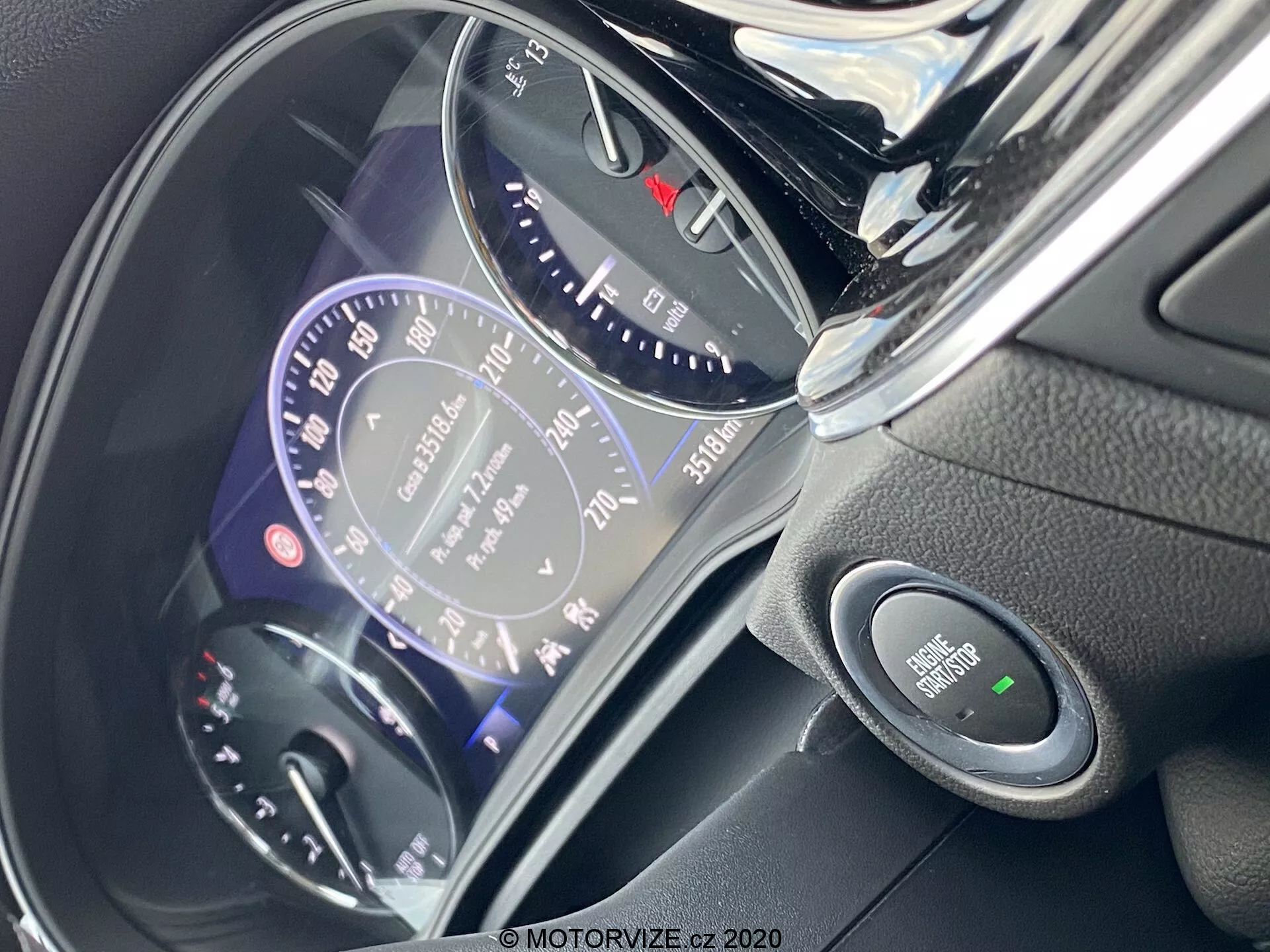 Närbild av instrumentbrädan och rattstången i Opel Insignia 2020 Sports Tourer från förarens perspektiv. Bilden visar en digital instrumentpanel med analoga hastighetsmätare markerade upp till 260 km/h, bränslemätare med 70 km återstående räckvidd, växelindikator, vägmätare som visar 75158 km, motorstart-stopp-knapp, och olika säkerhetsvarningsindikatorer för avancerade tekniska funktioner.