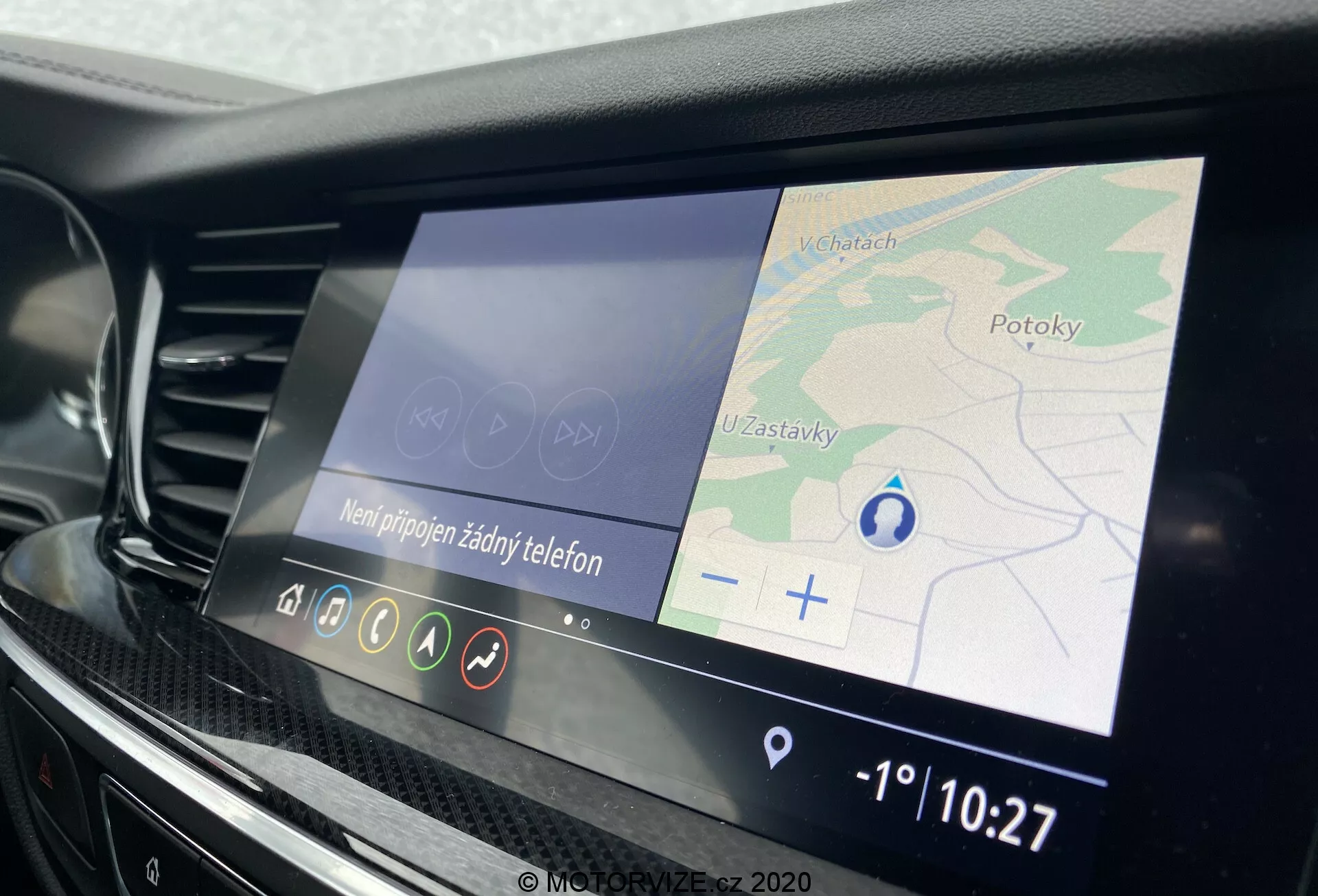Interiören i Opel Insignia Sports Tourer 2020 som visar ett modernt infotainmentsystem med en 8-10 tums färgpekskärm som visar GPS-navigation, gatunamn och en blå pil som indikerar fordonets riktning. Mittkonsolen inkluderar taktila kontroller och blanka svarta och kromliknande accenter, vilket ger ett premium-intryck.