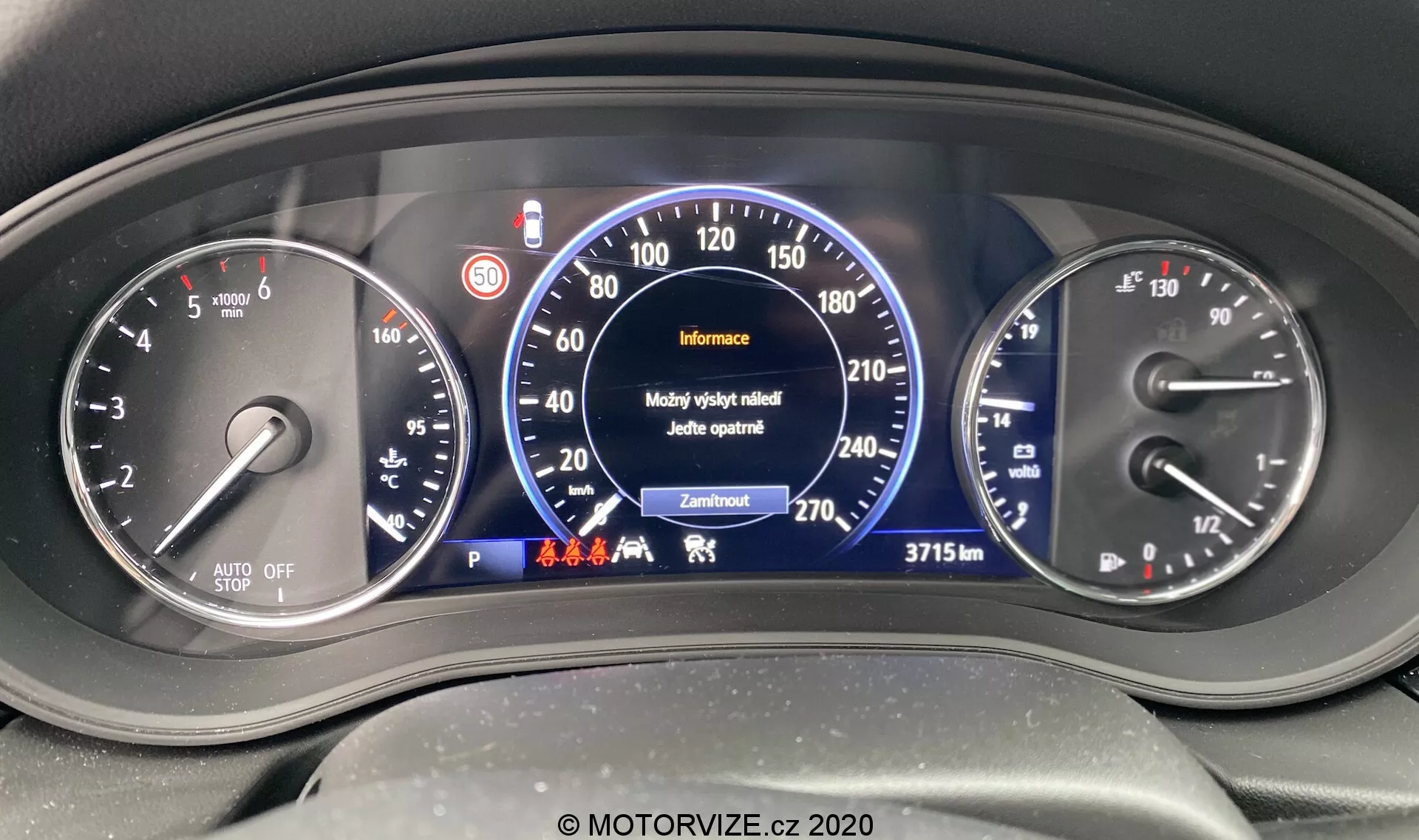 Närbild av instrumentbrädan i Opel Insignia 2020 (Insignia Sports Tourer). Förarperspektivet visar en instrumentpanel med analoga och digitala skärmar, inklusive en varvtalsmätare med tänd 'AUTO OFF', en digital hastighetsmätare som visar 0 km/h, bränslemätare och motortemperaturindikatorer, en odometer som visar 37 315 km och flera ikoner på instrumentbrädan.
