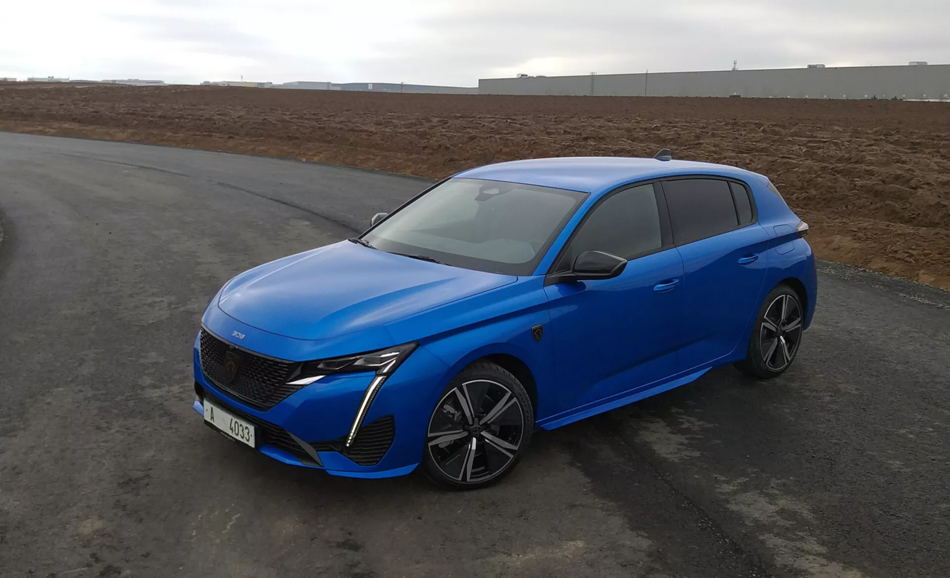Peugeot 308 hatchback 2022 i klarblått, med aerodynamisk design, LED-strålkastare, avancerad frontgrill, flerspakiga lättmetallhjul och moderna säkerhetsfunktioner, parkerad på asfalt
