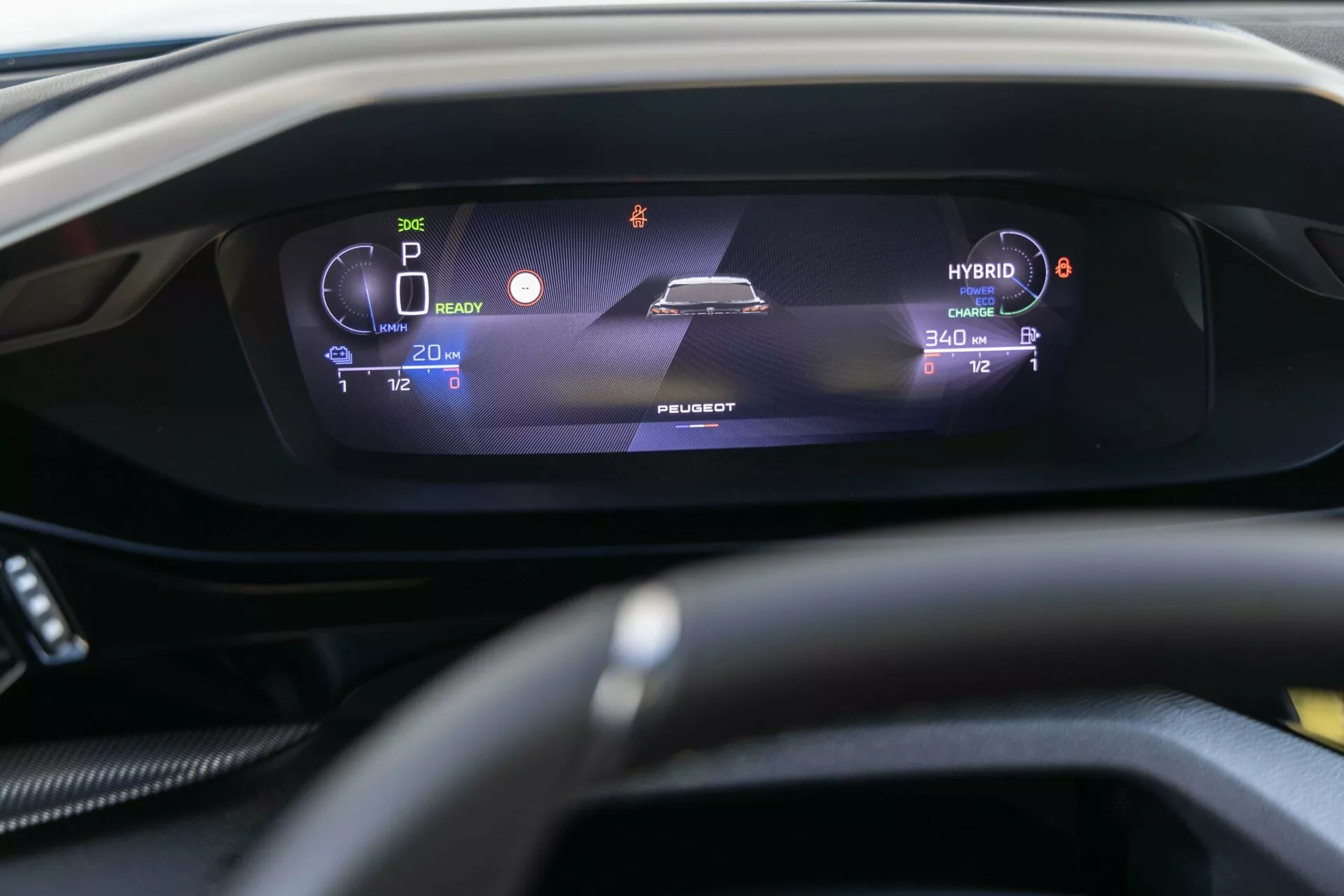 Närbild av interiören i Peugeot 408 2023 som visar det digitala instrumentklustret ur förarens perspektiv, med hybridindikatorer såsom ‘HYBRID’-text, parkeringsläge, batterinivå och körsträckor, med fokus på den eleganta, belysta displayen bakom det något suddiga ratten.