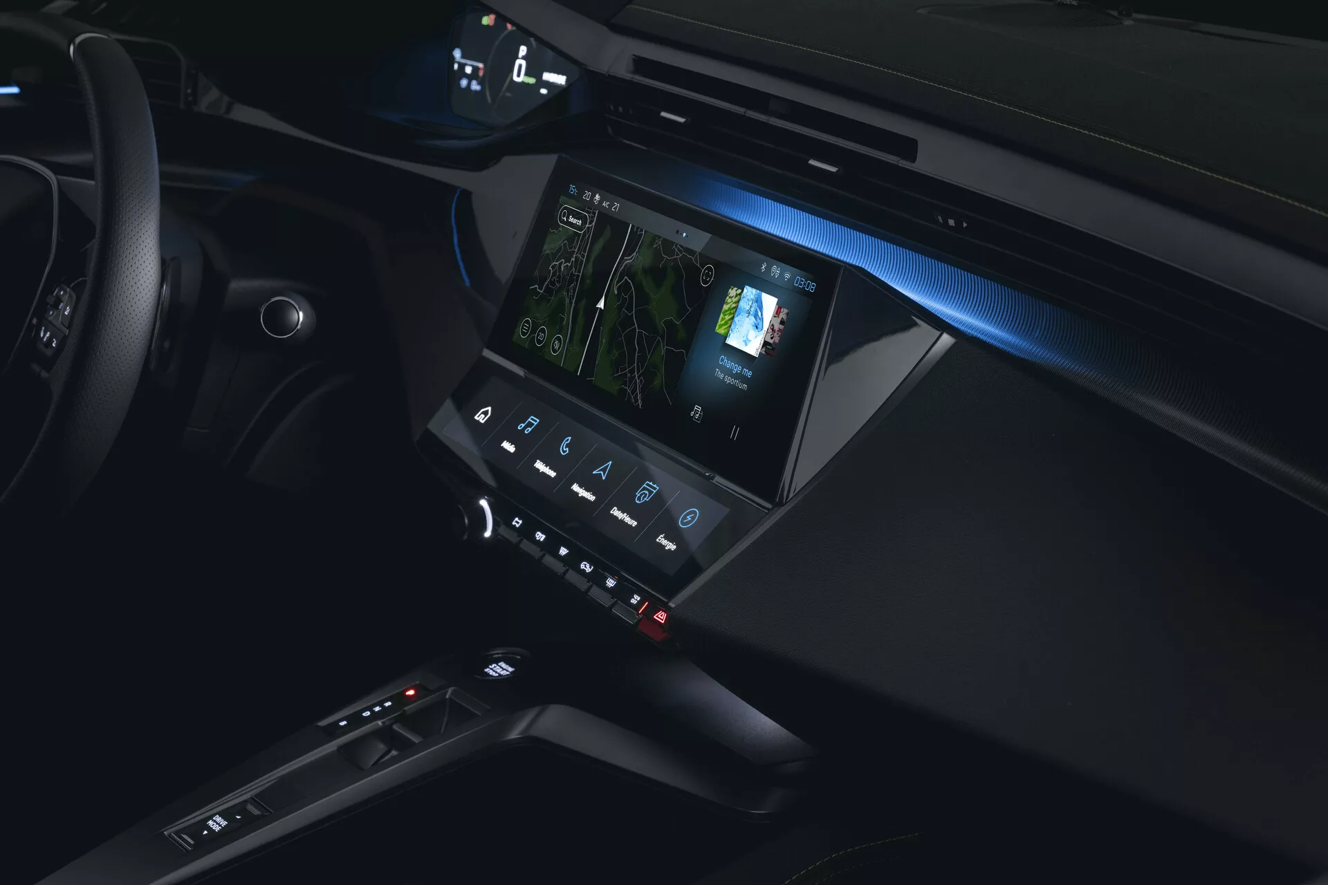 Detaljerad interiörvy av Peugeot 408 2023 som fokuserar på mittkonsolen och infotainmentsystemet med omgivningsbelysning och avancerade teknikfunktioner, vy från passagerarsidan.