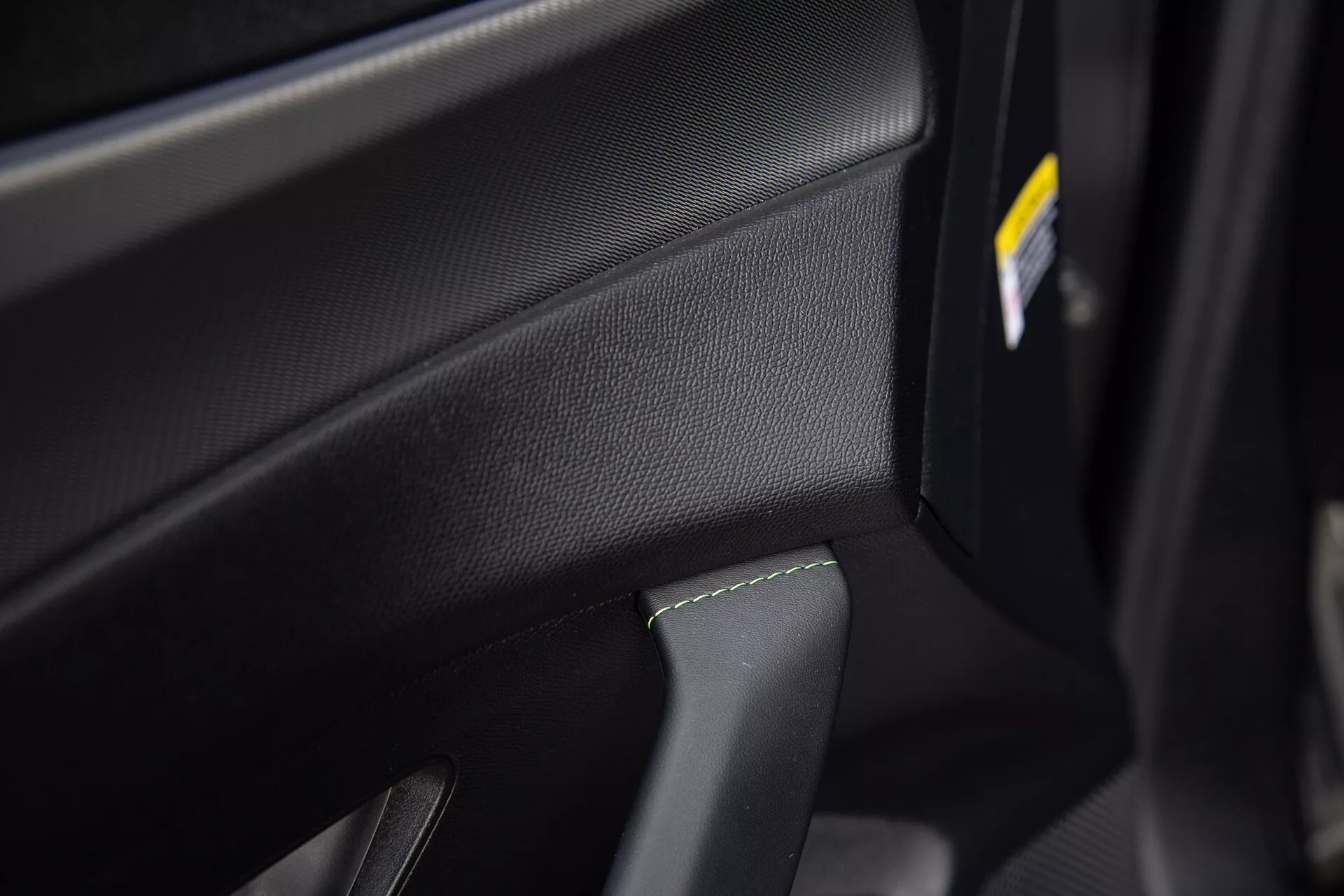 Helt nya Peugeot 408 2023 i en dynamisk pose som visar dess eleganta design, avancerade LED-strålkastare och sofistikerade silhuett