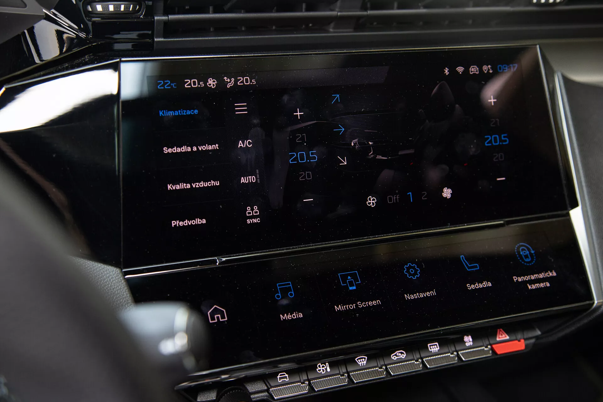 Centralkonsolen i Peugeot 408 2023 som visar det pekskärmsbaserade infotainmentsystemet och klimatkontrollgränssnittet med temperaturinställningar och avancerade funktioner