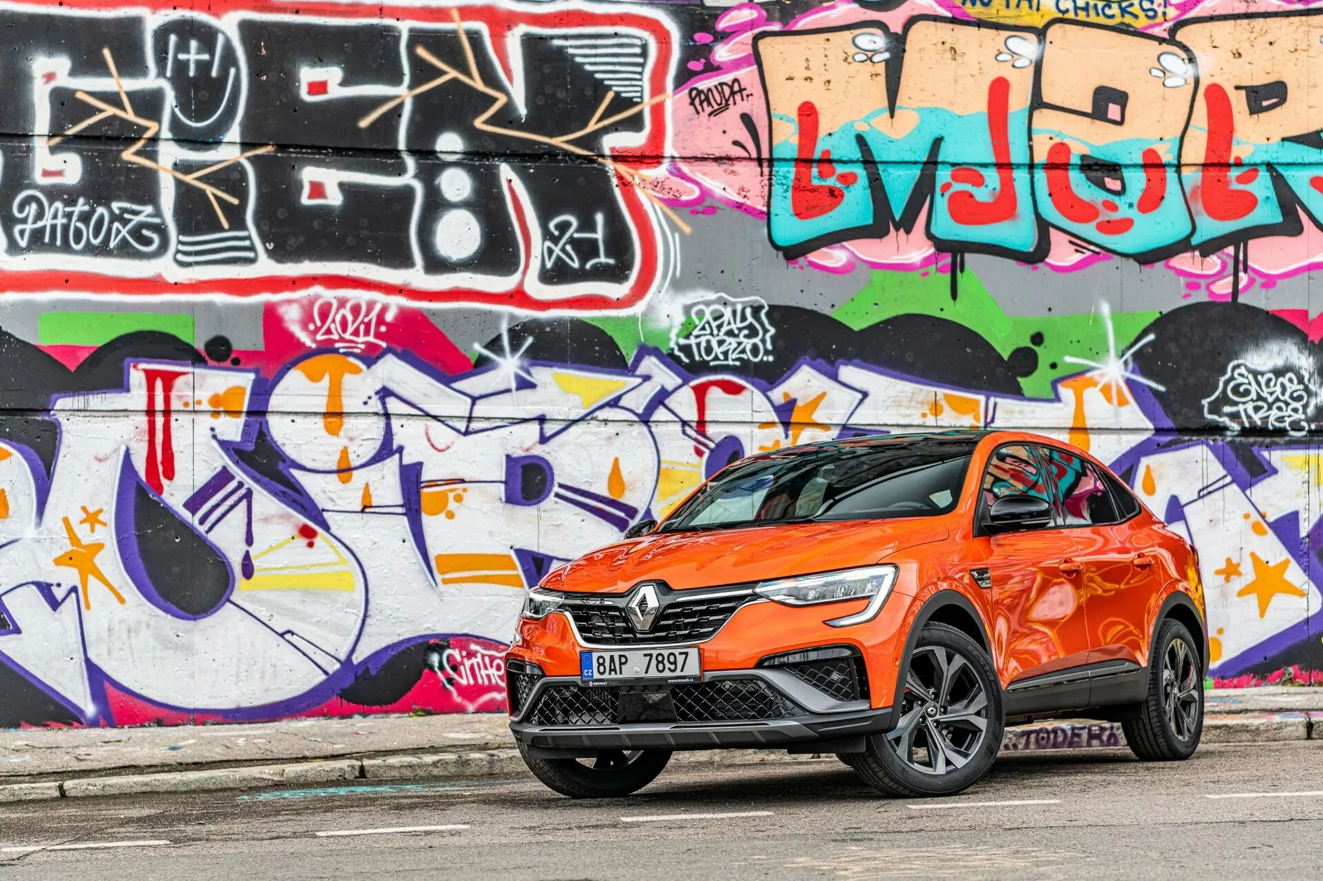 Frontvy av Renault Arkana 2021 som visar dess eleganta design, distinkta LED-strålkastare och aerodynamiska konturer.