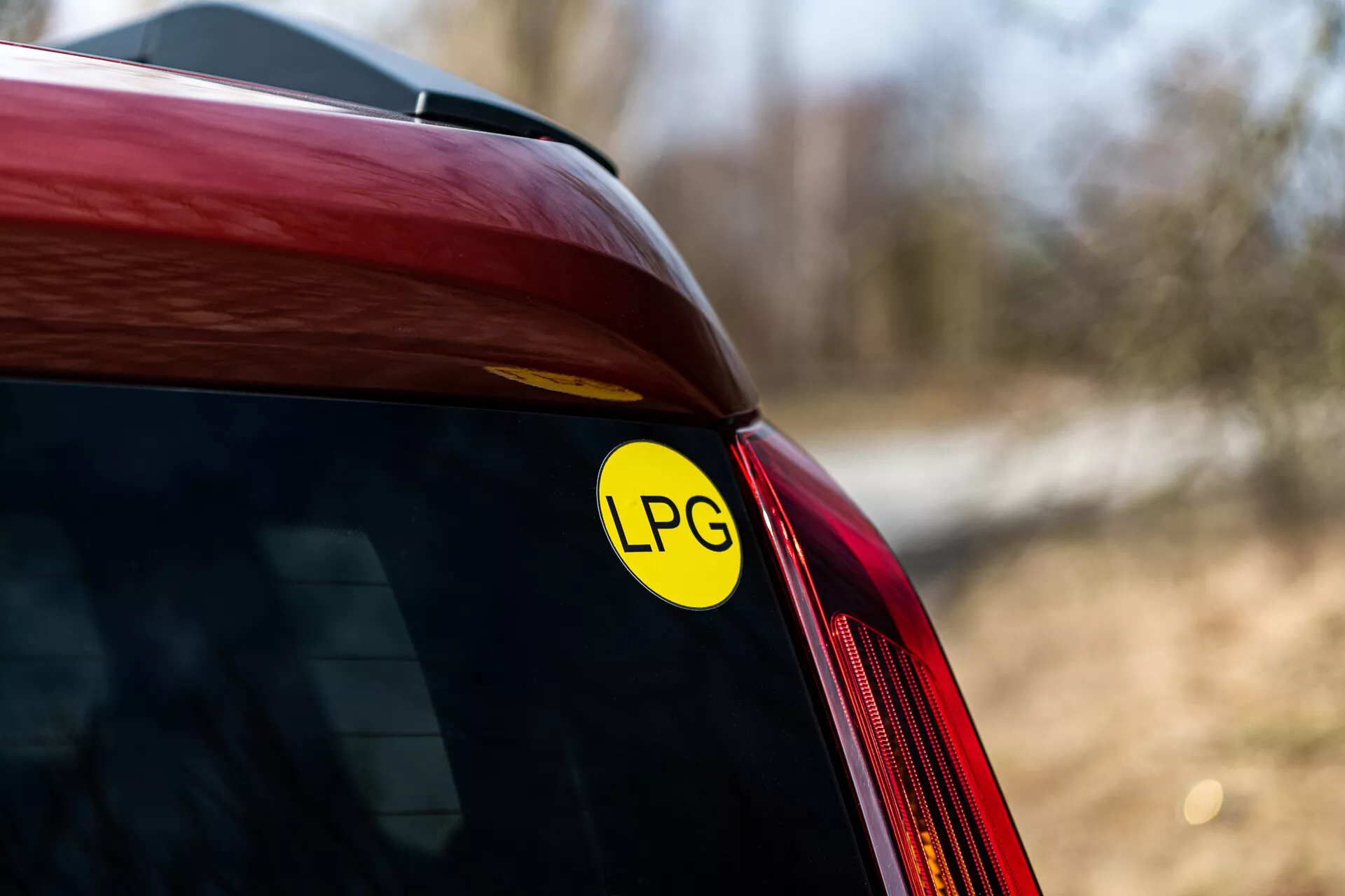 Närbild av 2021 års Renault Arkanas bakre hörn som visar LPG-dekal, LED-bakljusdesign och snygg karosslinje