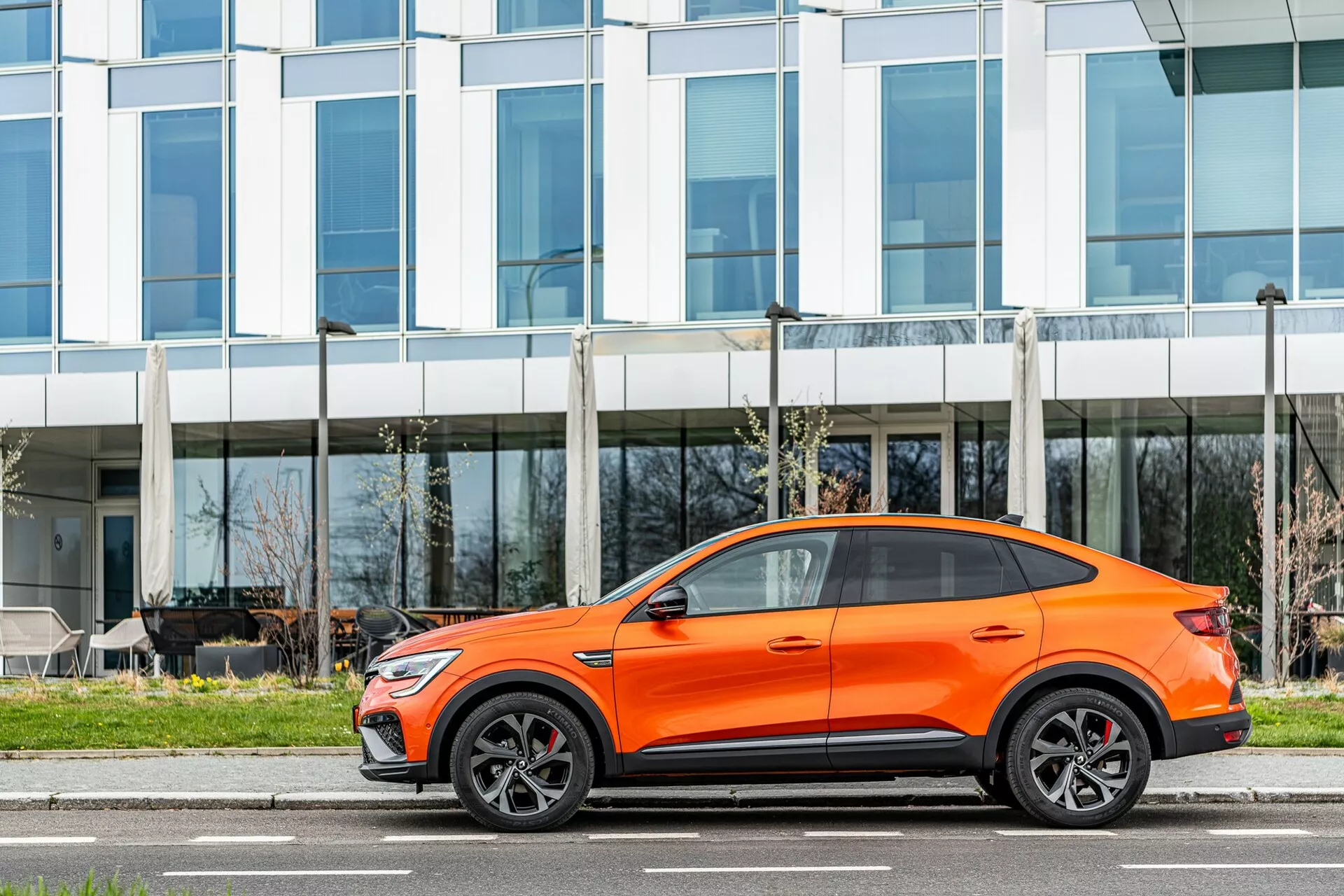 Renault Arkana 2021 - elegant crossover SUV med sportig design, eleganta linjer och avancerade teknologifunktioner