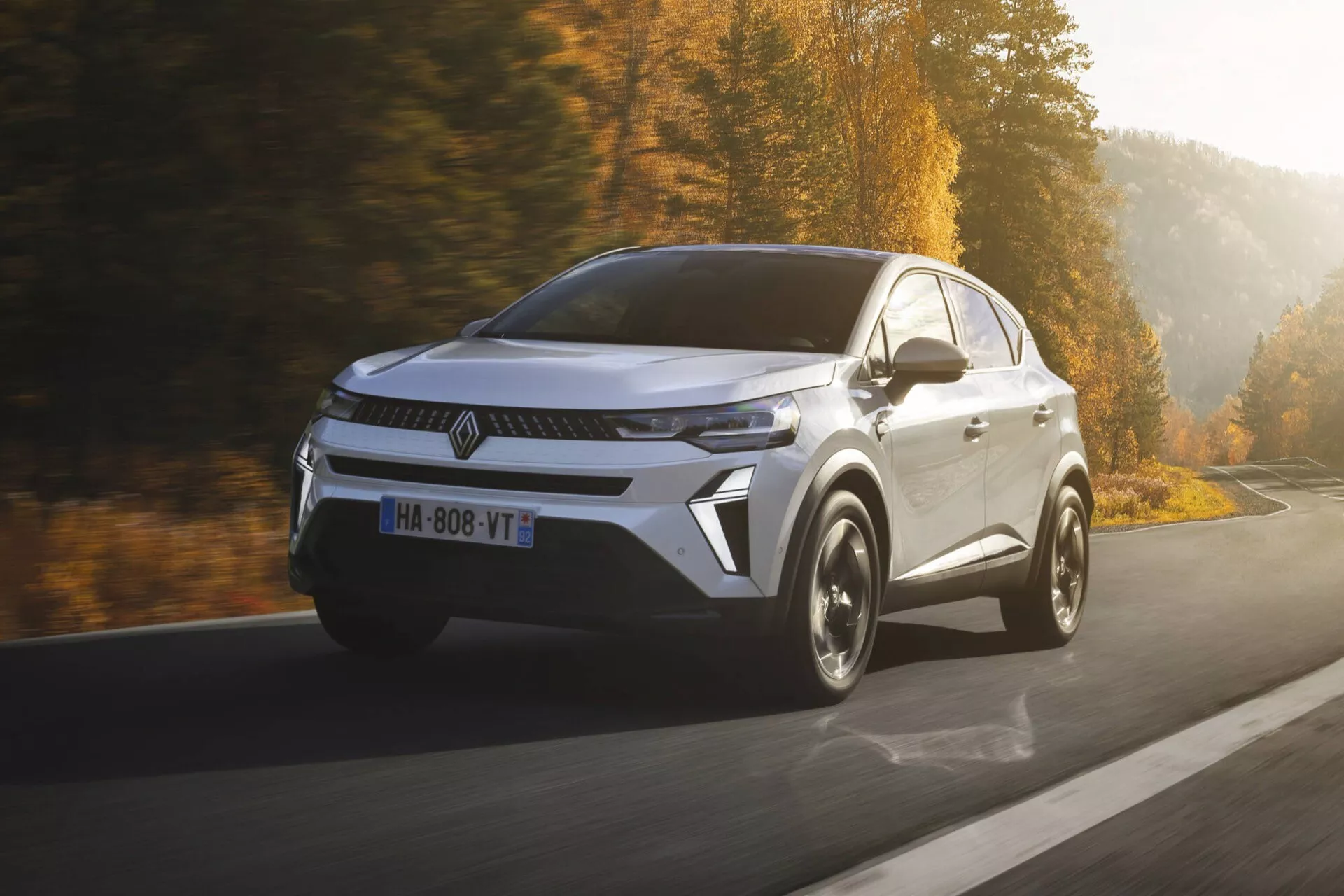 Nyligen släppt Renault Captur 2024 (II-Facelift) i levande mörkrött som visar uppgraderade funktioner, slank design och modern teknologi