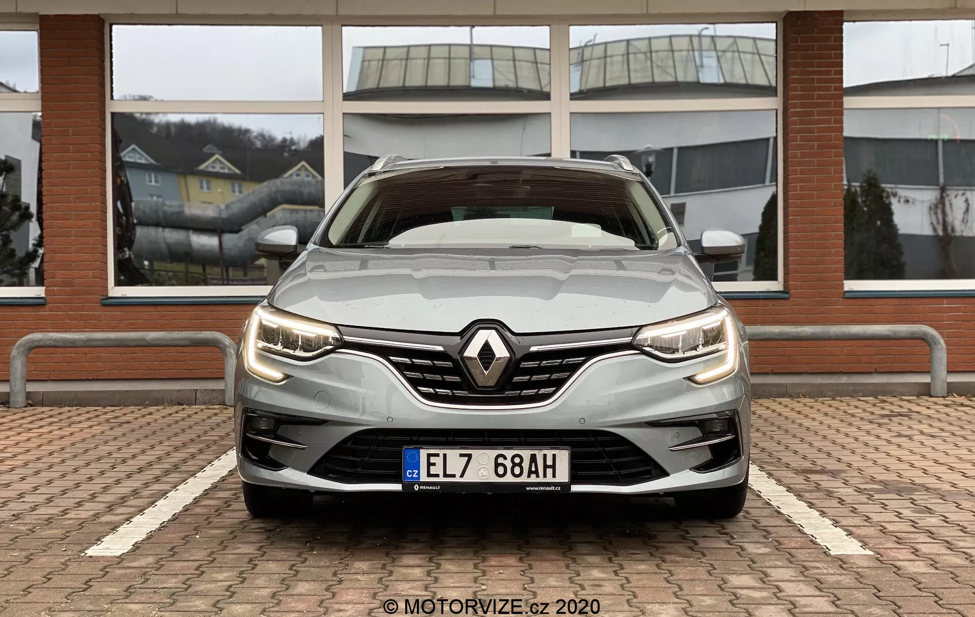 2022 Renault Megane E-Tech elbil med elegant, modern design, dynamiska LED-strålkastare, aerodynamiska kurvor och en rymlig, teknologiskt avancerad interiör.