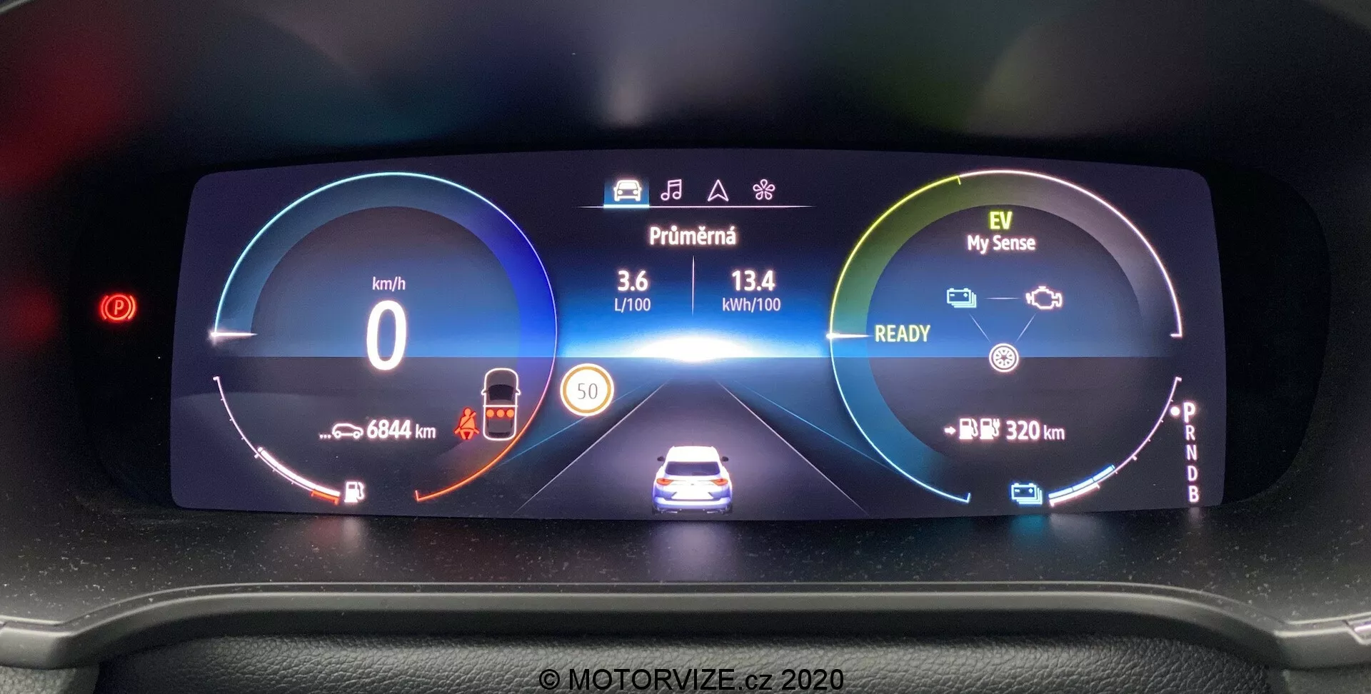 Närbild av den digitala instrumentpanelen i Renault Megane-e-Tech 2022, som visar en tydlig och detaljerad vy av hastighetsmätaren, odometer avläsning '68644 km,' batterinivå, elfordonsstatus, räckvidd '320 km,' utomhustemperatur '3.6°C' och andra informationsindikatorer.