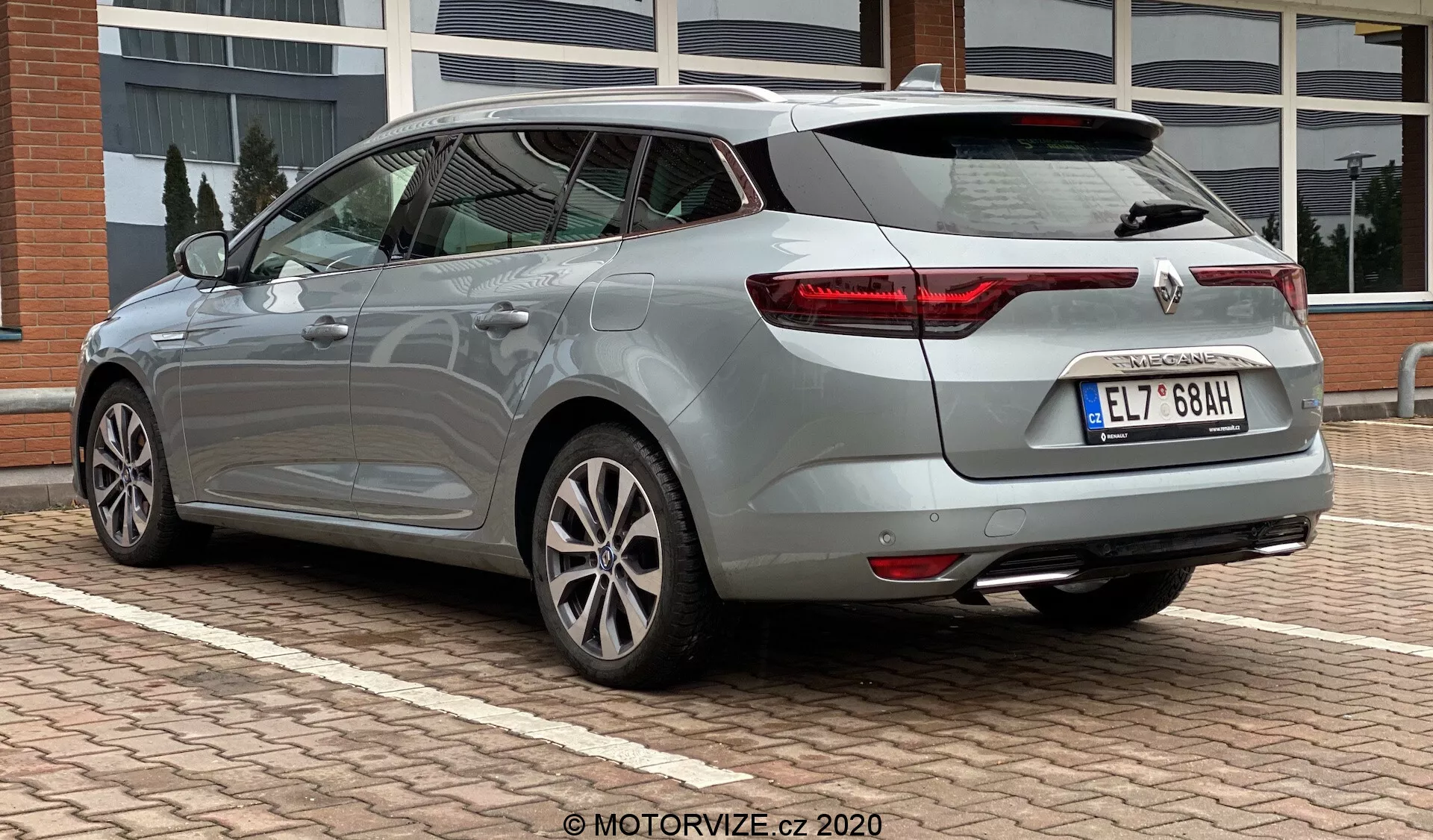 Elegant 2022 Renault Megane E-Tech som visar upp avancerad elteknik, stilren design och toppmoderna funktioner