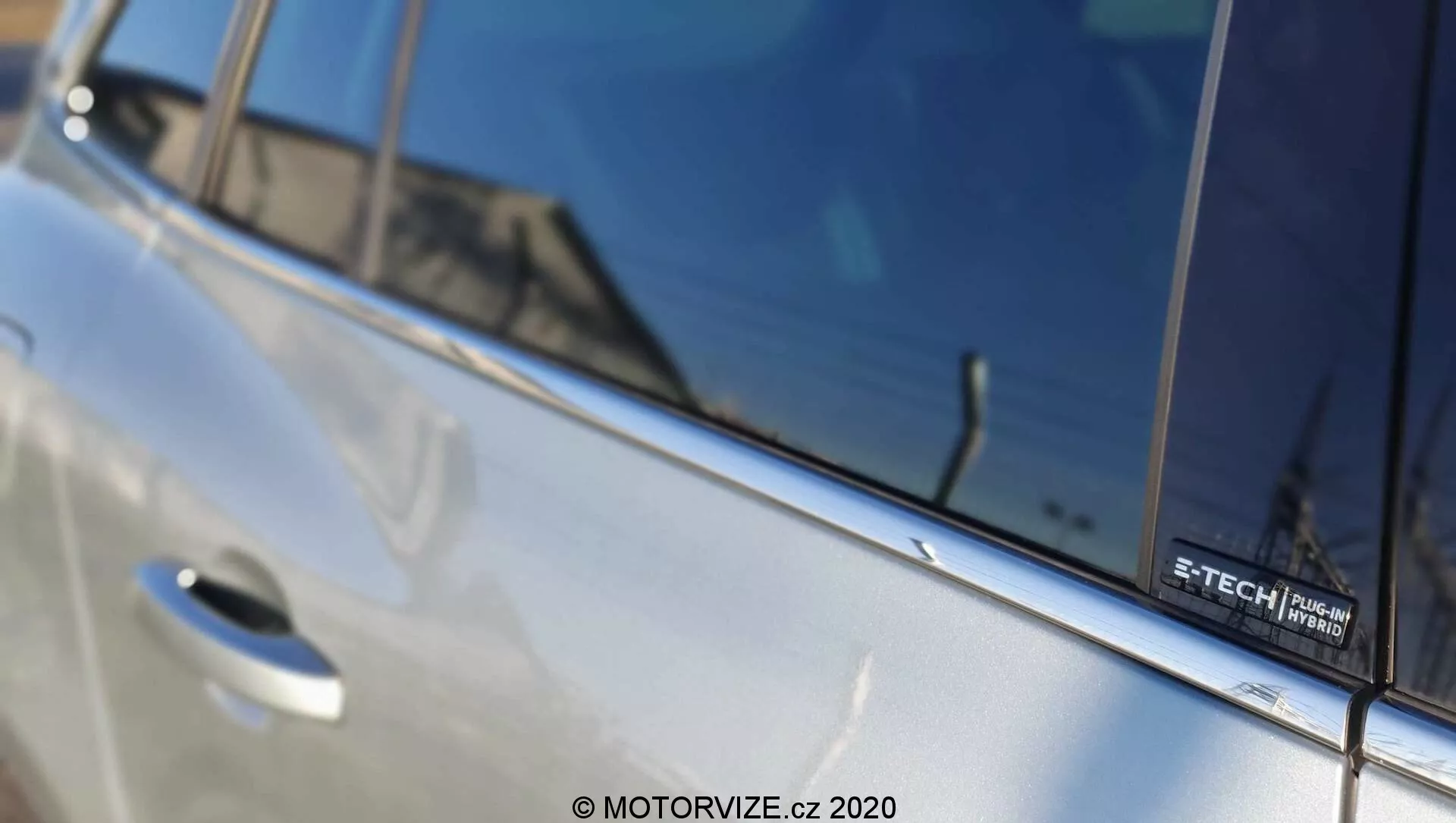 Renault Megane E-Tech 2022 med elegant och aerodynamisk design, moderna LED-strålkastare, avancerad elbilsteknologi, rymlig och högteknologisk interiör med digital cockpit och avancerade säkerhetsfunktioner.