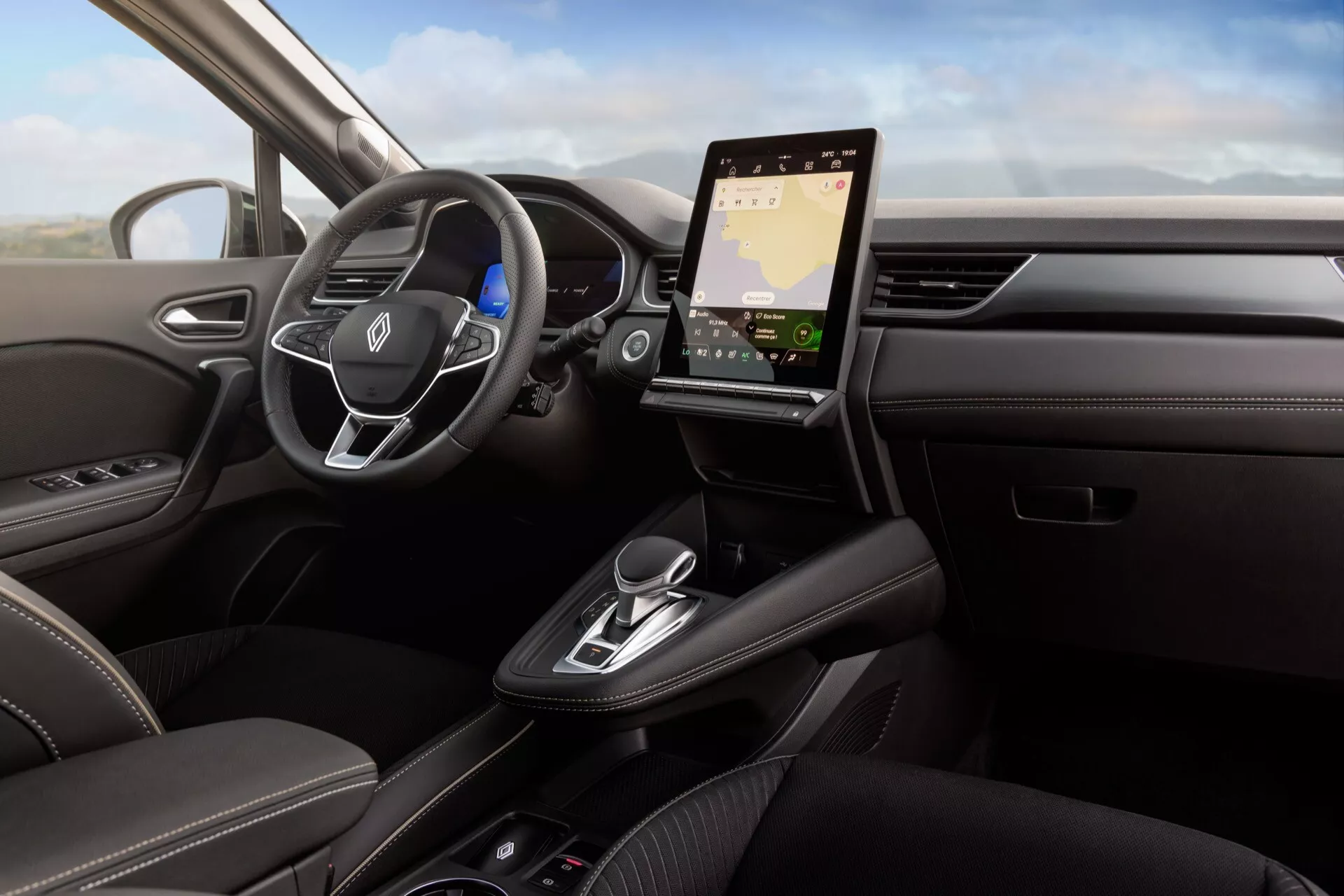 Interiören i Renault Symbioz 2024 första generationen från förarens perspektiv, med fokus på instrumentpanelen, ratten och den vertikalt orienterade infotainmentskärmen. Ratten har monterade kontroller för ljud och röstkommandon, med en delvis synlig digital mätartavla bakom. Den eleganta, minimalistiska instrumentpanelen integrerar avancerade anslutningsalternativ som navigering och smarttelefonintegration, medan mittkonsolen inkluderar en elektronisk växelväljare, mugghållare och ytterligare kontroller. Den mörka läderklädseln med kontrastsömmar, träliknande accenter och metalliska ytor antyder ett lyxigt och teknologiskt avancerat fordon, sannolikt utrustat med förarassistanssystem.