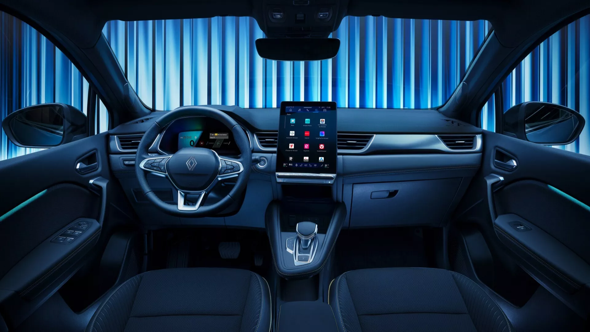Interiörvy av 2024 års Renault Symbioz, som visar en modern främre hytt från en central baksätesperspektiv. Bilden framhäver en multifunktionell ratt med en framträdande logotyp och kontrollknappar för ljud, röststyrning och adaptiv farthållare. En digital instrumentbräda visar viktig körinformation. I mitten finns ett vertikalt orienterat pekskärmsinfotainmentsystem som styr media, navigation, klimatkontroll och smartphoneintegration. Instrumentpanelen har en horisontell, elegant design med pianolack och metalliska accenter, upplyst av blå ambientbelysning. Mittkonsolen innehåller en ergonomisk växelspak för automatväxellådan och ett litet förvaringsfack eller en trådlös laddningsplatta. Premiumklädsel med perforerade och solida områden indikerar uppvärmda eller ventilerade säten. Fokus ligger på avancerad interiörteknik och komfortfunktioner.