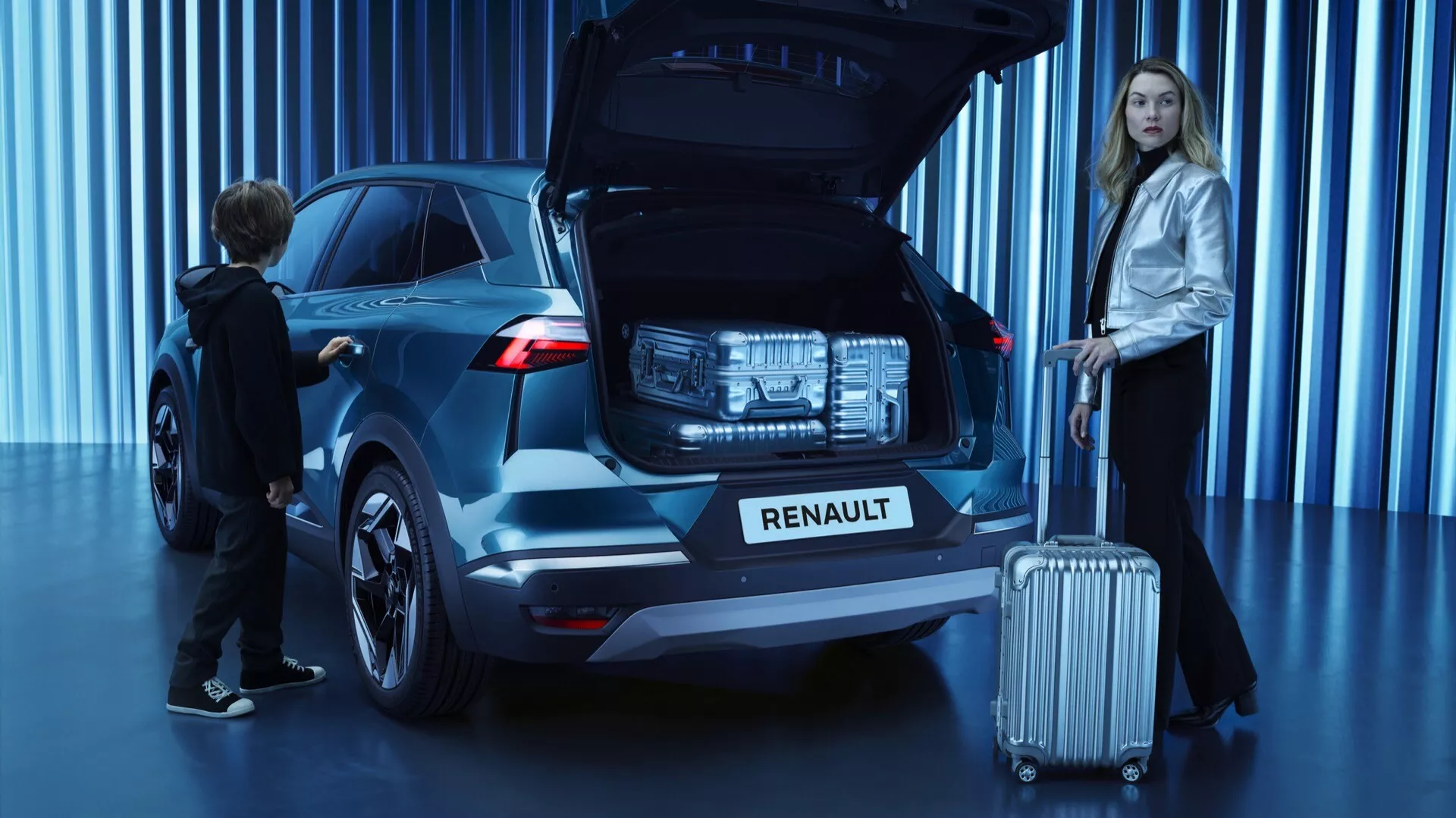 Metallic-färgad Renault Symbioz 2024 SUV i 45 graders vinkel, som visar bakre och delvis sidoprofil med skulpterad modern design. Baklucka öppen, som avslöjar lastutrymme och antyder funktioner som automatisk bagagelucka. Distinkta LED-baklyktor och framträdande Renault-logotyp på bakluckan. Markeras i väl upplyst studio med blå bakgrund. Kvinna står vid passagerarsida bak och håller bagage, barn når mot öppen lucka vilket indikerar familjevänlig design. Snygga aluminiumhjul synliga. Fokus på fordonets design och funktioner i en tvetydig miljö.