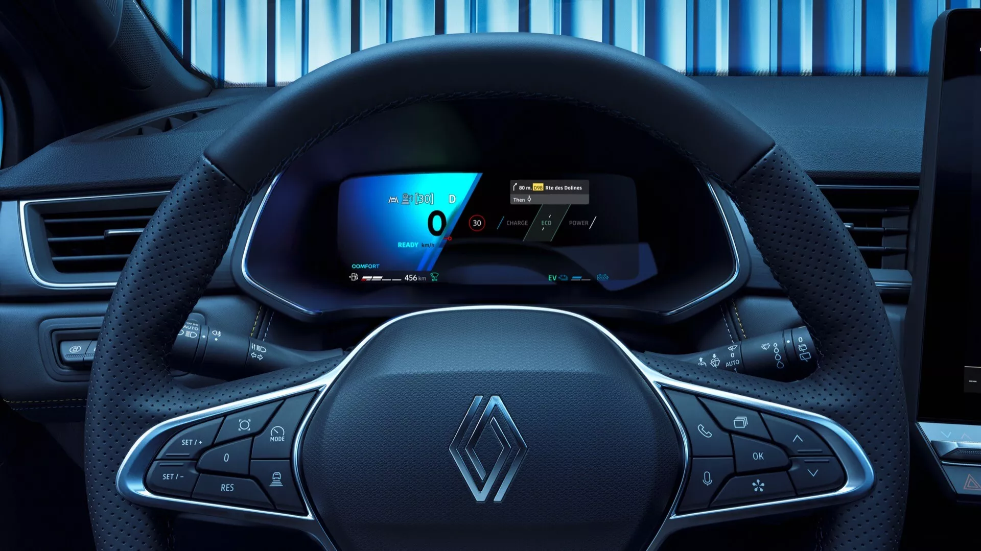 Förarperspektiv av Renault Symbioz 2024 första generationen, som visar en modern, något sportig design av ratten med multifunktionsknappar och en framträdande Renault-logotyp. Den digitala instrumentpanelen bakom ratten visar en hastighetsmätare, effektmätare och en navigationskarta, vilket understryker fordonets avancerade teknik. Instrumentbrädan antyder en potentiell central pekskärm för infotainmentsystemet.