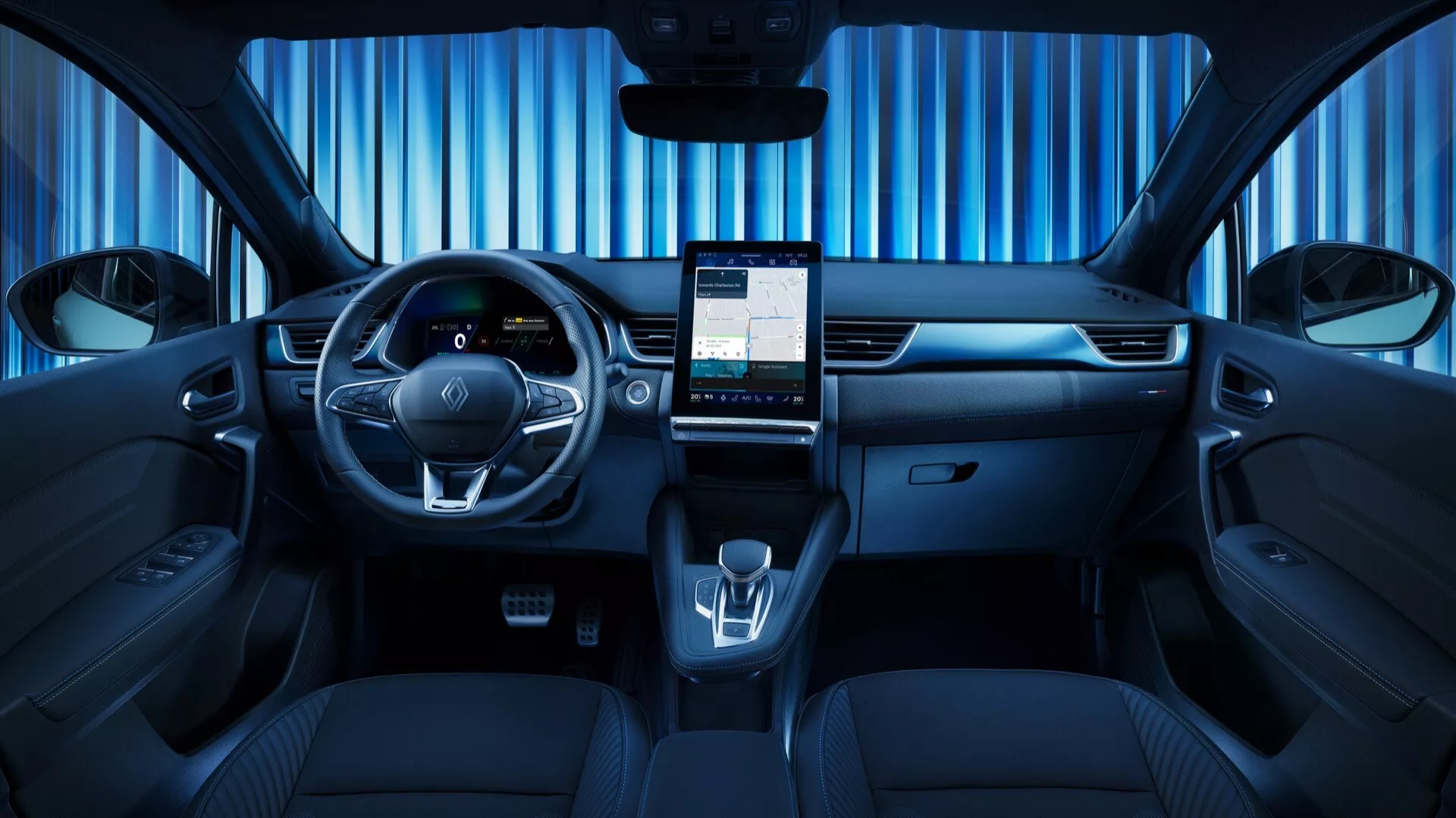 Interiörbild av Renault Symbioz 2024, första generationen, tagen från mittre bakåtgående vinkel, som visar den eleganta främre instrumentbrädan, multifunktionell ratt med kontrollknappar, digitalt instrumentkluster, stor vertikal pekskärm för infotainmentsystemet, minimala fysiska kontroller, elektronisk växelväljare, mugghållare, mörka klädda säten med detaljerade sömmar, vilket återspeglar en högteknologisk och modern design.