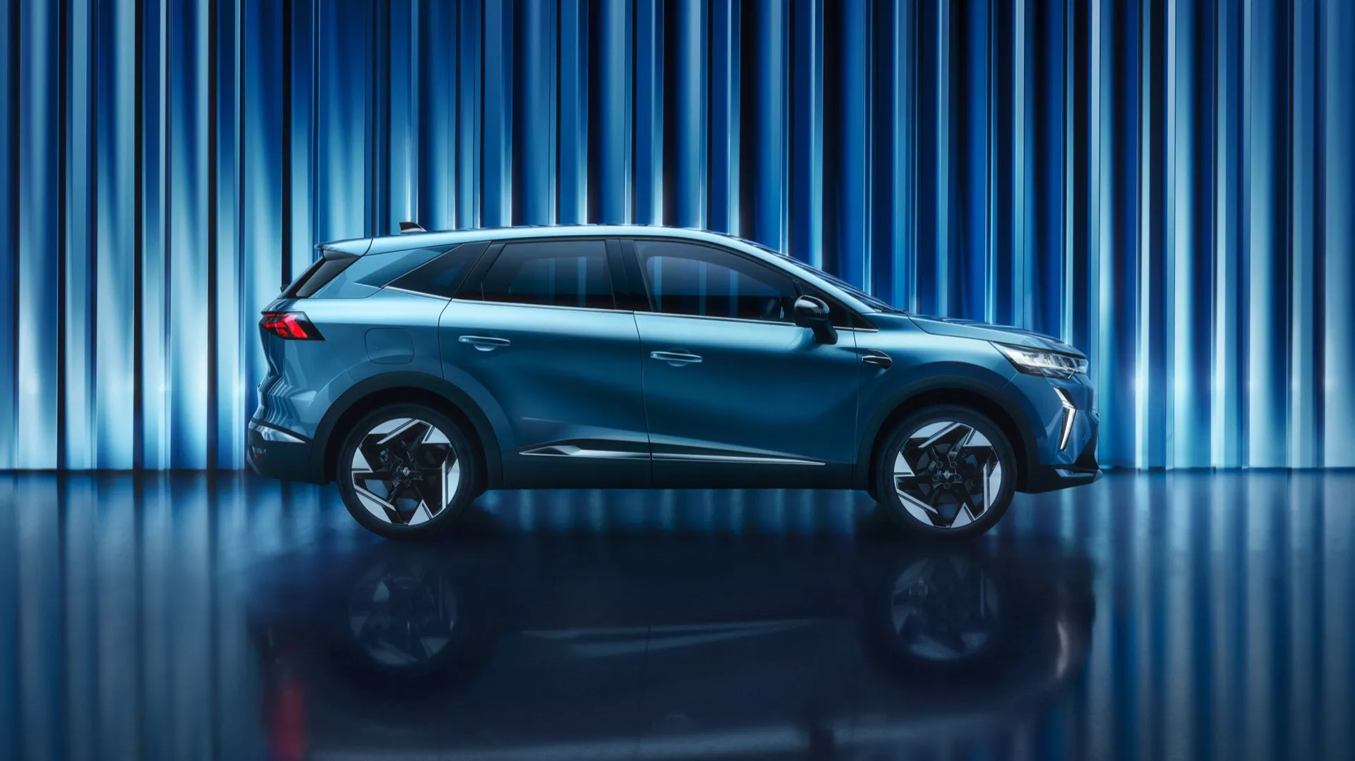 Sidoprofil av Renault Symbioz 2024 som visar dess eleganta aerodynamiska design, flerspoks-fälgar, höga markfrigång och integrerade sidospeglar, vilket framhäver den moderna SUV/crossovern i en studiostudio.