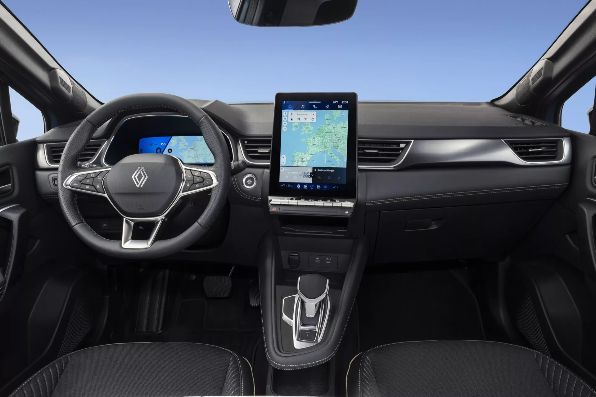 Interiören i Renault Symbioz 2024 (1:a generationen) som visar instrumentbrädan, ratten och mittkonsolen från baksätets perspektiv. Viktiga funktioner inkluderar en treekrad ratt med monterade kontroller, en hel digital instrumentpanel, ett stort vertikalt orienterat pekskärmsinformationssystem, minimalistiska klimatkontroller och en elegant växelspak. Designen betonar modern teknik och en ren, avskalad estetik med mörka toner för en lyxig känsla.