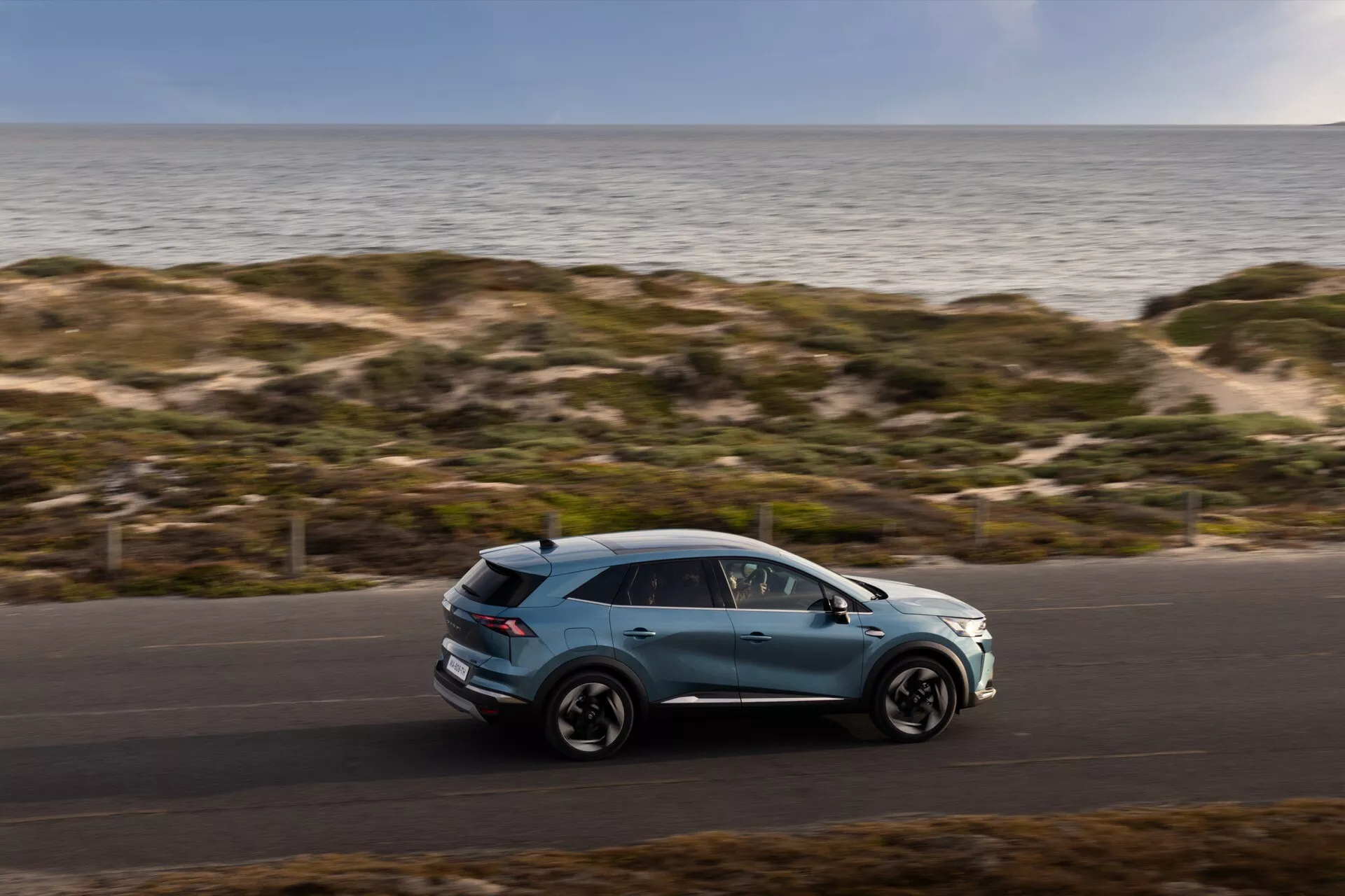 Renault Symbioz 2024 första generationens elektriska konceptbil med en elegant futuristisk design och avancerade självkörande funktioner