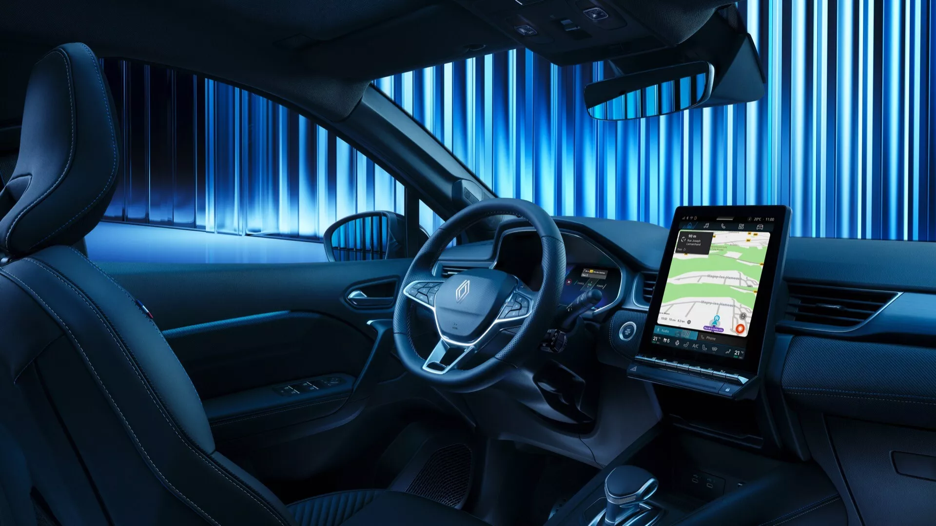 Interiörbild av Renault Symbioz 2024 fokuserad på den moderna instrumentpanelen med en stor, porträttorienterad pekskärm, multifunktionsratt, digital instrumentbräda och en elegant design med lädersäten och blå stämningsbelysning.
