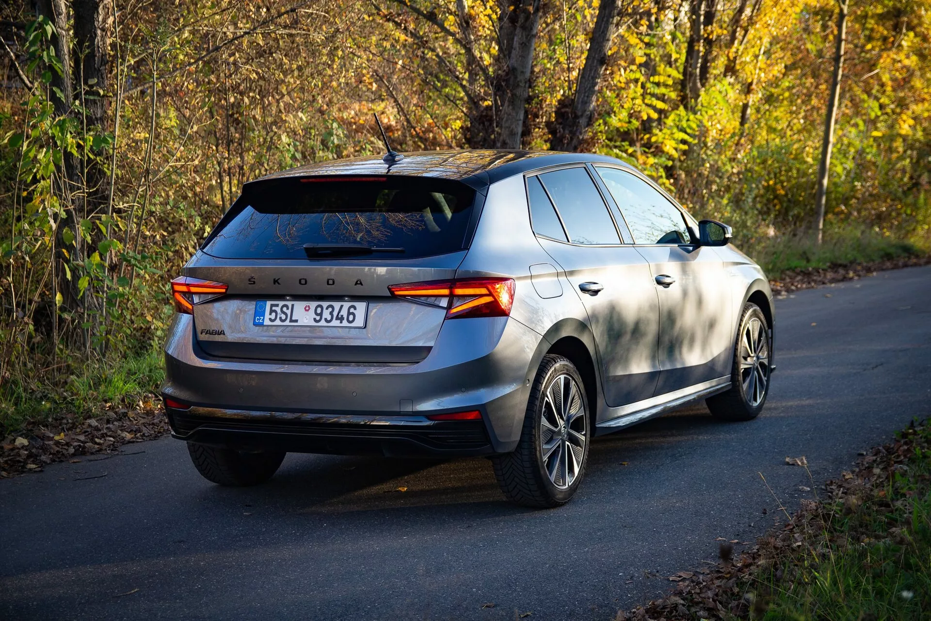 Skoda Fabia 2021 har en elegant och modern design med aerodynamiska linjer, ett rymligt interiör, avancerat infotainmentsystem och en effektiv motor som ger en dynamisk körupplevelse.
