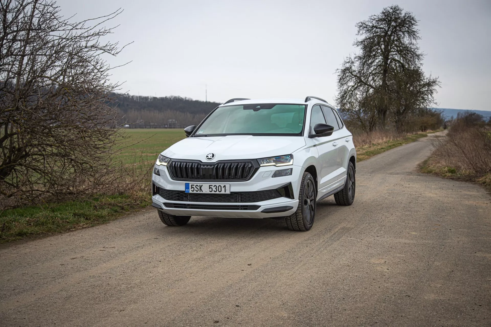 SUV Skoda Karoq 2021 i en dynamisk utomhusmiljö, som framhäver den snygga designen och avancerade funktionerna